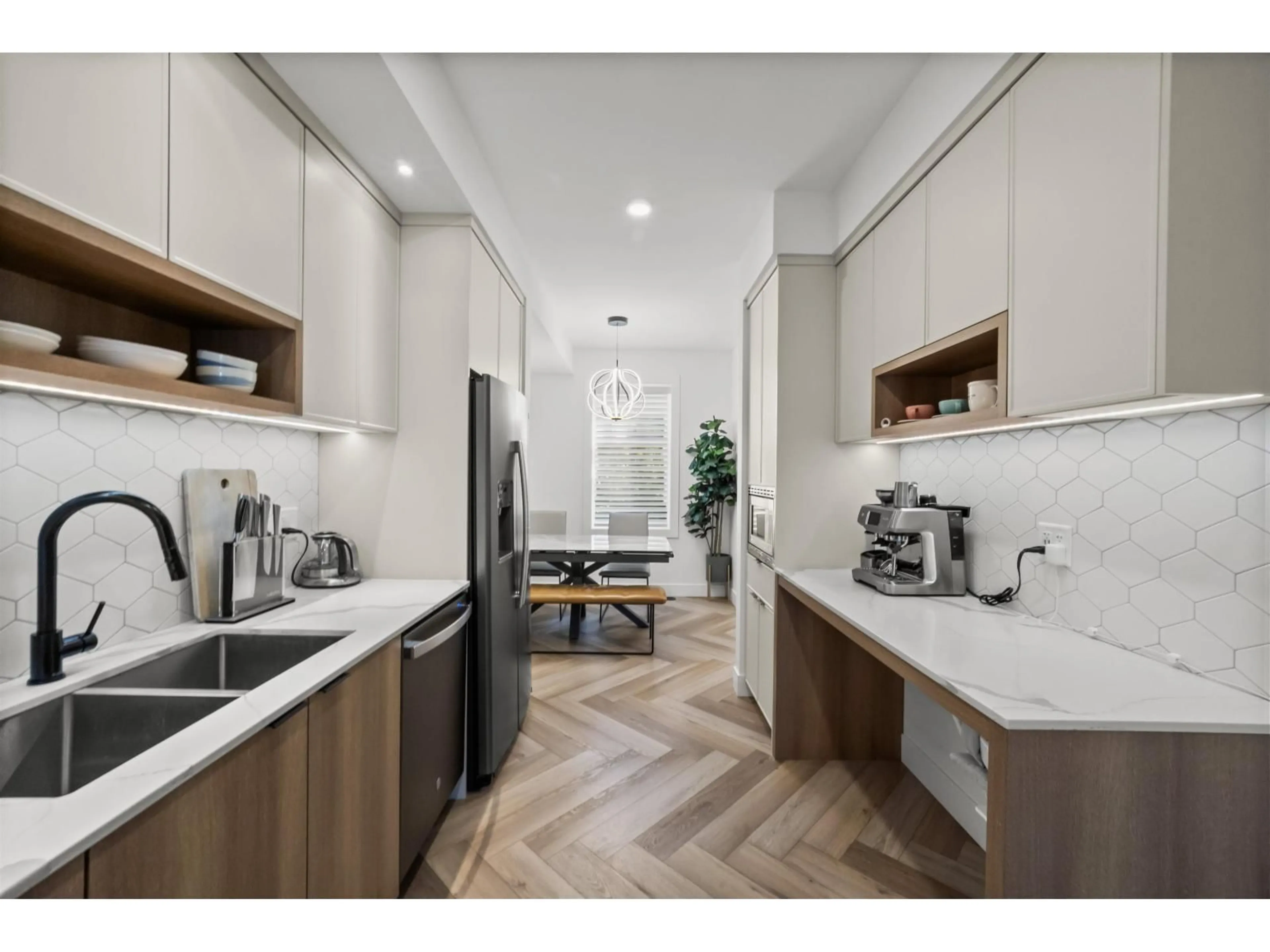 Open concept kitchen, ceramic/tile floor for 32 - 2350 165 STREET, Surrey British Columbia V3Z1J9