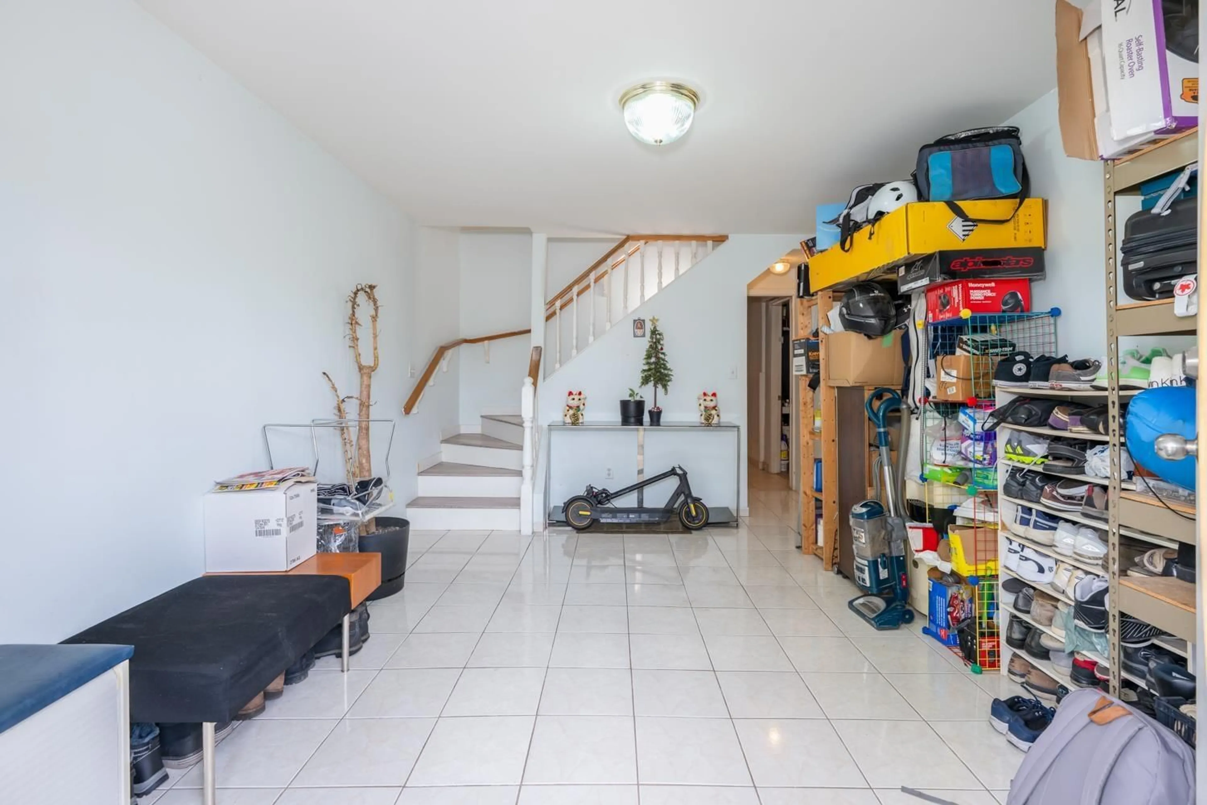 Indoor foyer for 11579 SURREY ROAD, Surrey British Columbia V3R5T6