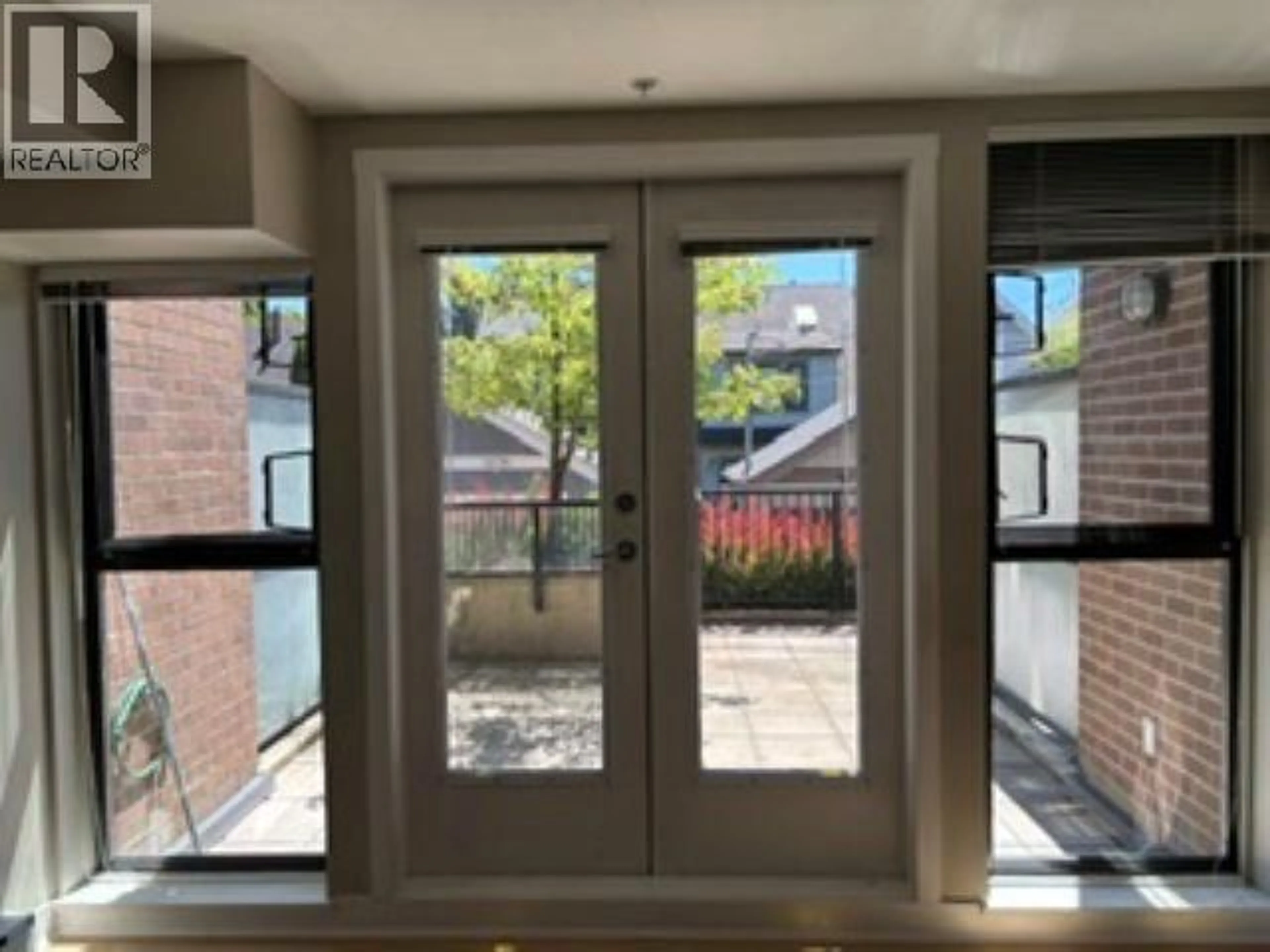 Indoor entryway for 211 - 2150 HASTINGS STREET, Vancouver British Columbia V5L0A5