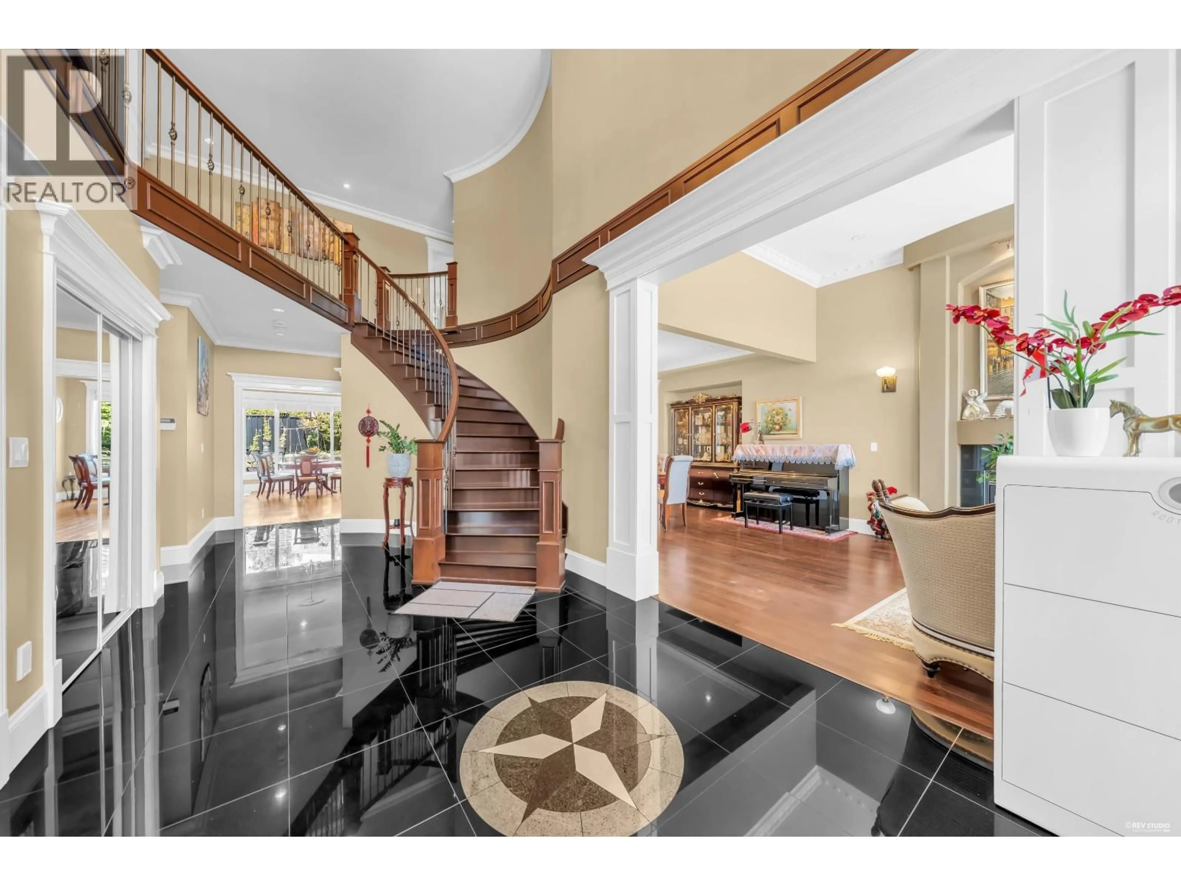 Indoor foyer for 717 SHAW AVENUE, Coquitlam British Columbia V3K2R7