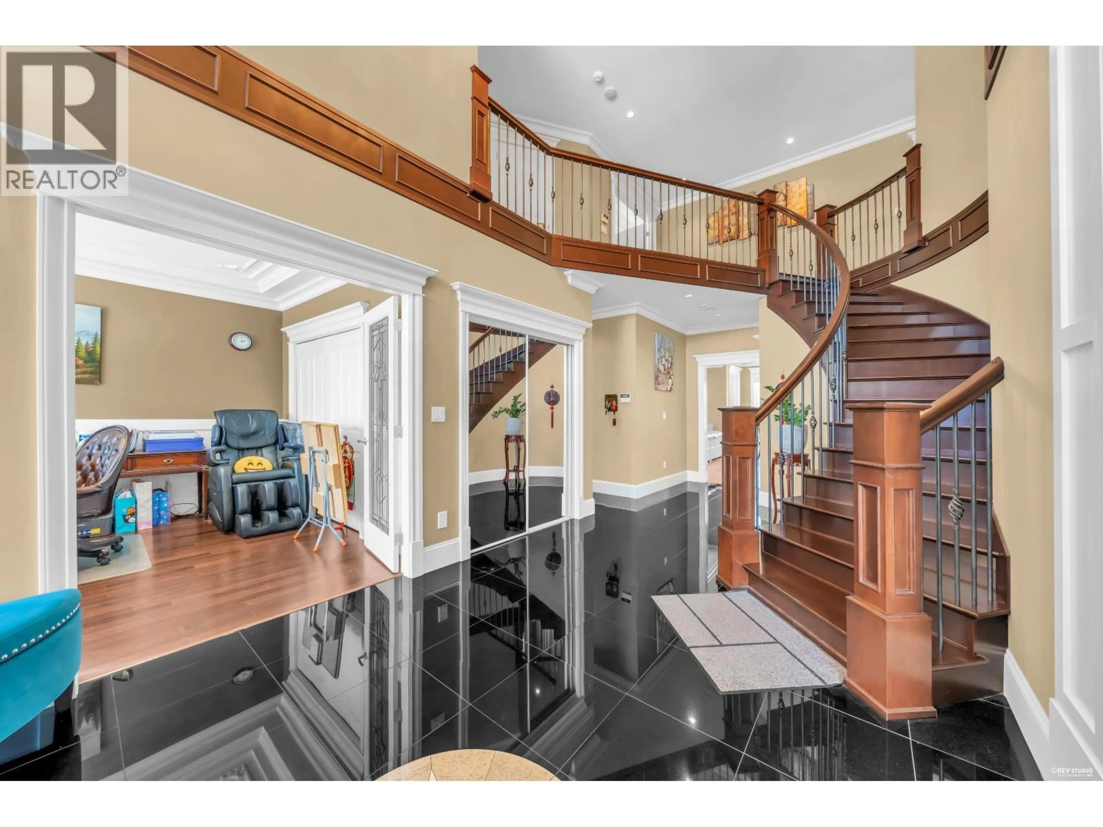Indoor foyer for 717 SHAW AVENUE, Coquitlam British Columbia V3K2R7
