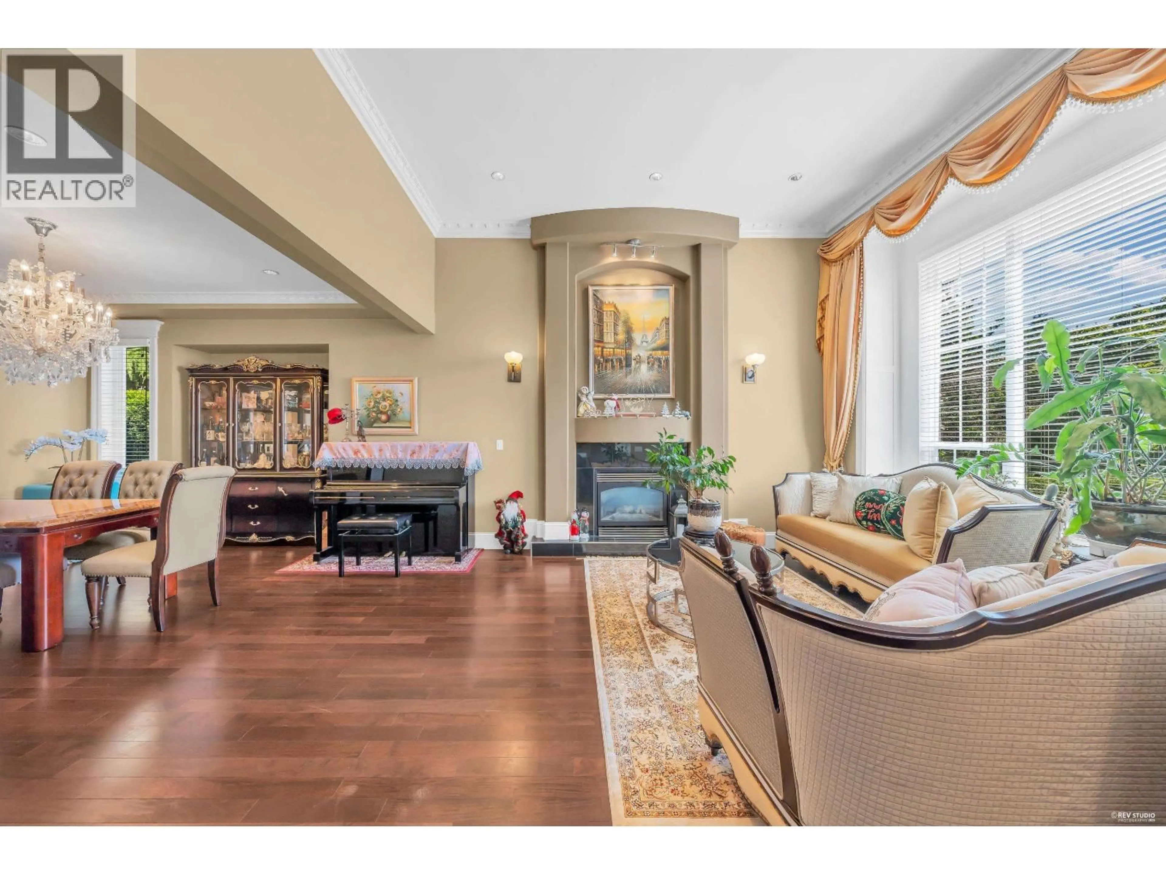 Living room with furniture, unknown for 717 SHAW AVENUE, Coquitlam British Columbia V3K2R7