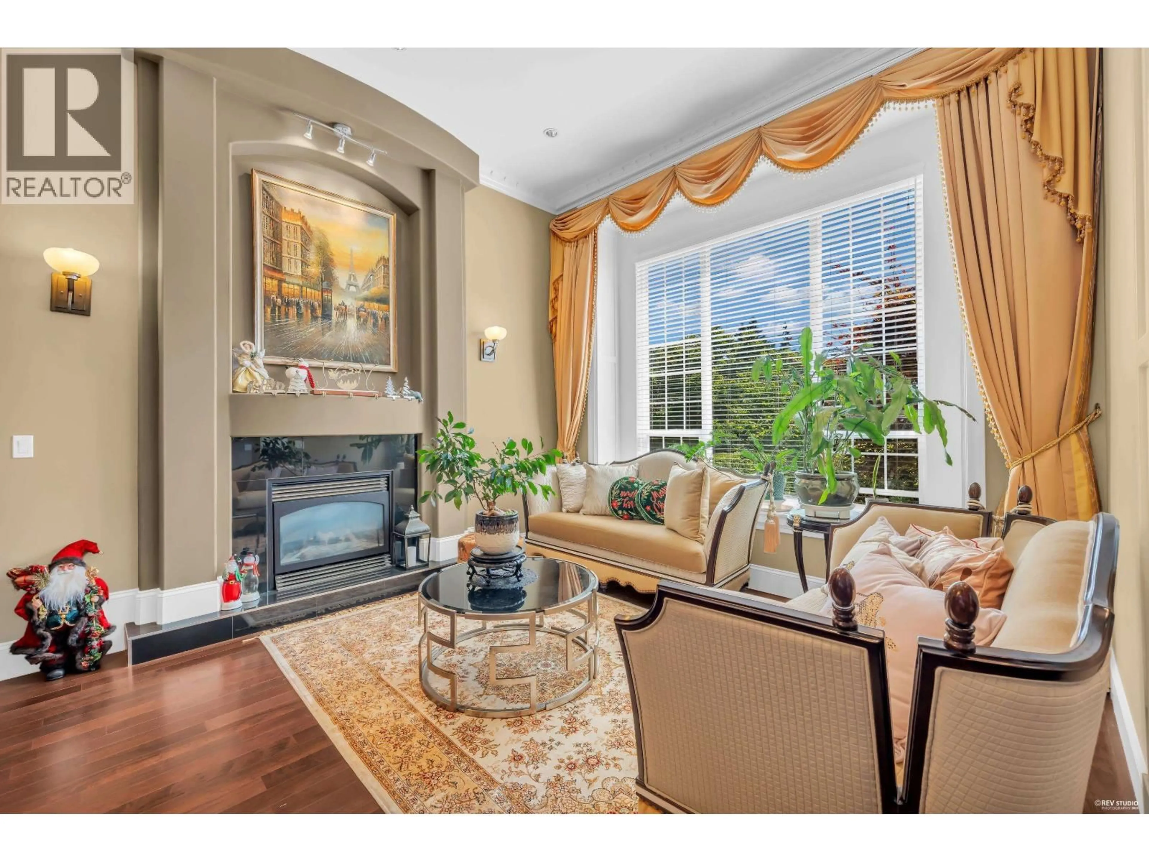 Living room with furniture, unknown for 717 SHAW AVENUE, Coquitlam British Columbia V3K2R7