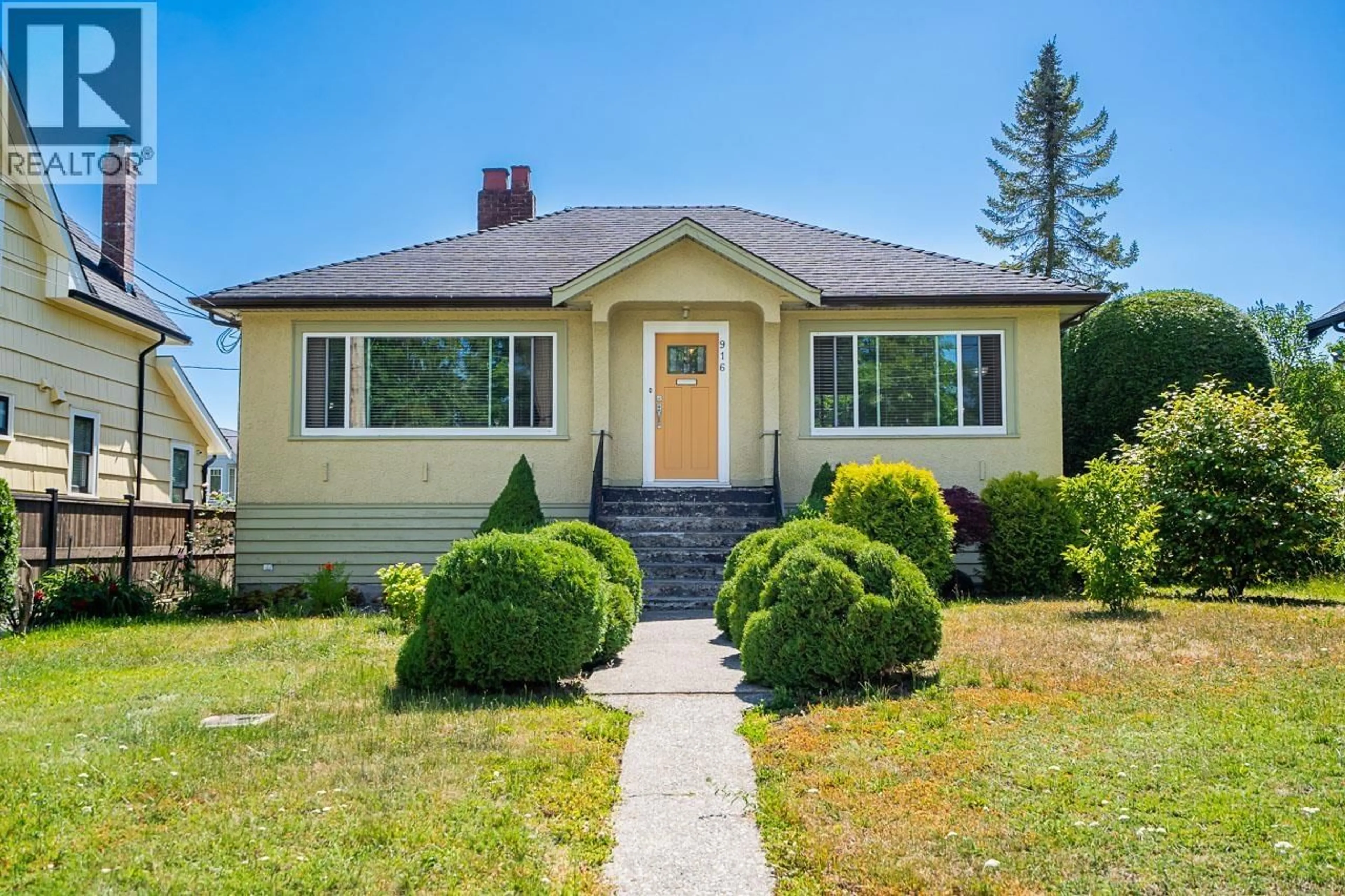Home with vinyl exterior material, street for 916 THIRTEENTH STREET, New Westminster British Columbia V3M4N1
