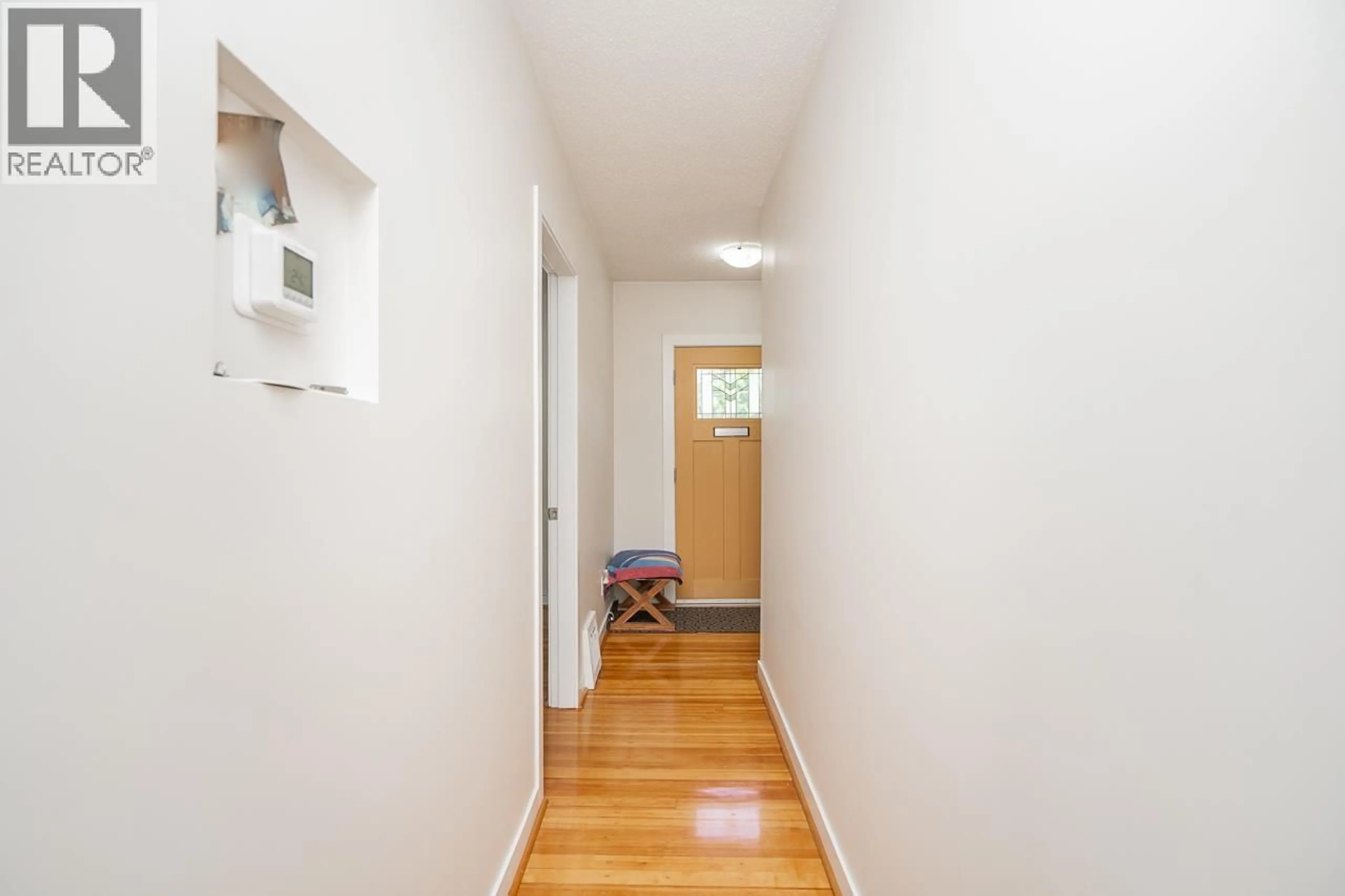 Indoor entryway for 916 THIRTEENTH STREET, New Westminster British Columbia V3M4N1