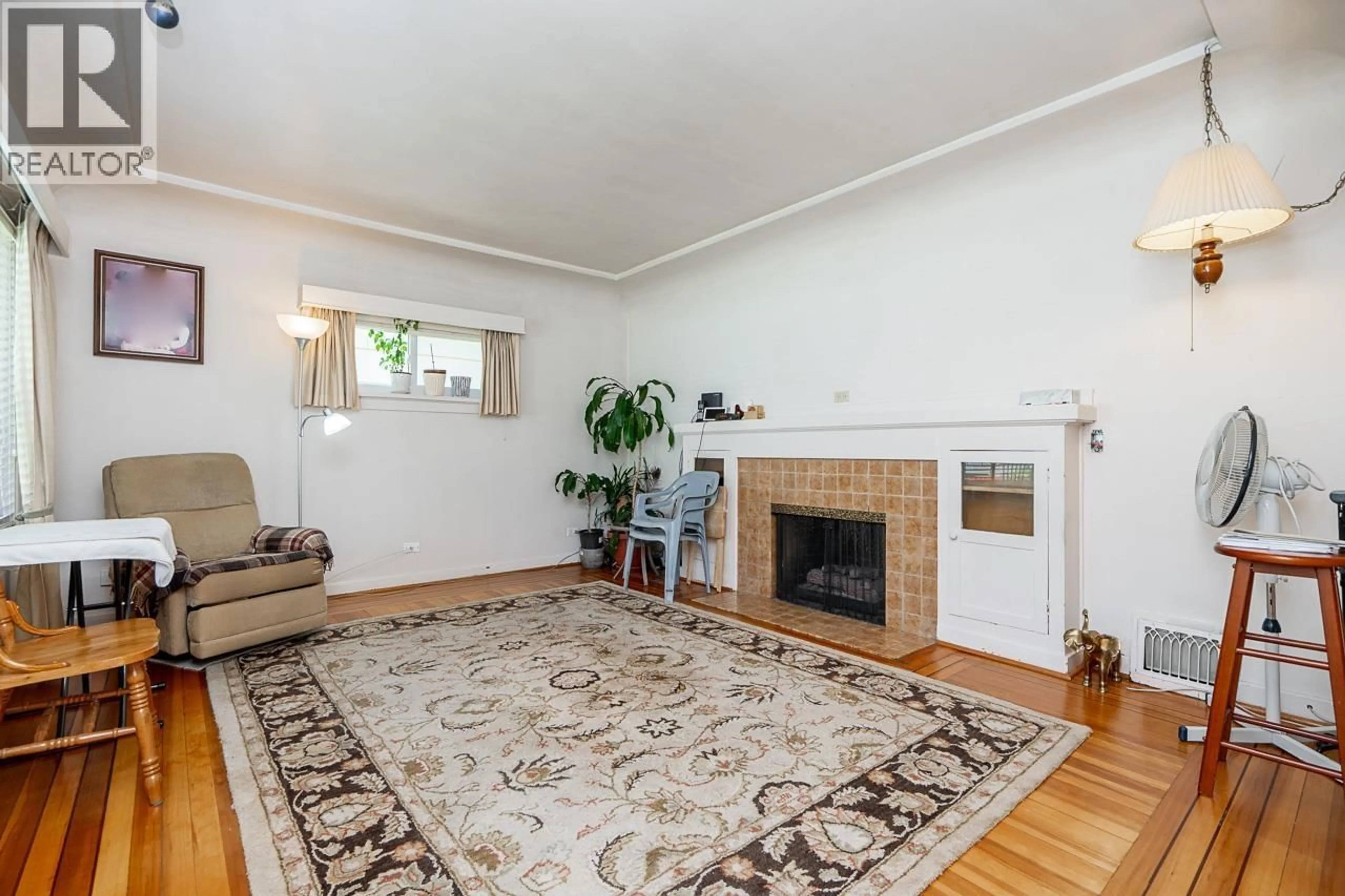 Living room with furniture, unknown for 916 THIRTEENTH STREET, New Westminster British Columbia V3M4N1