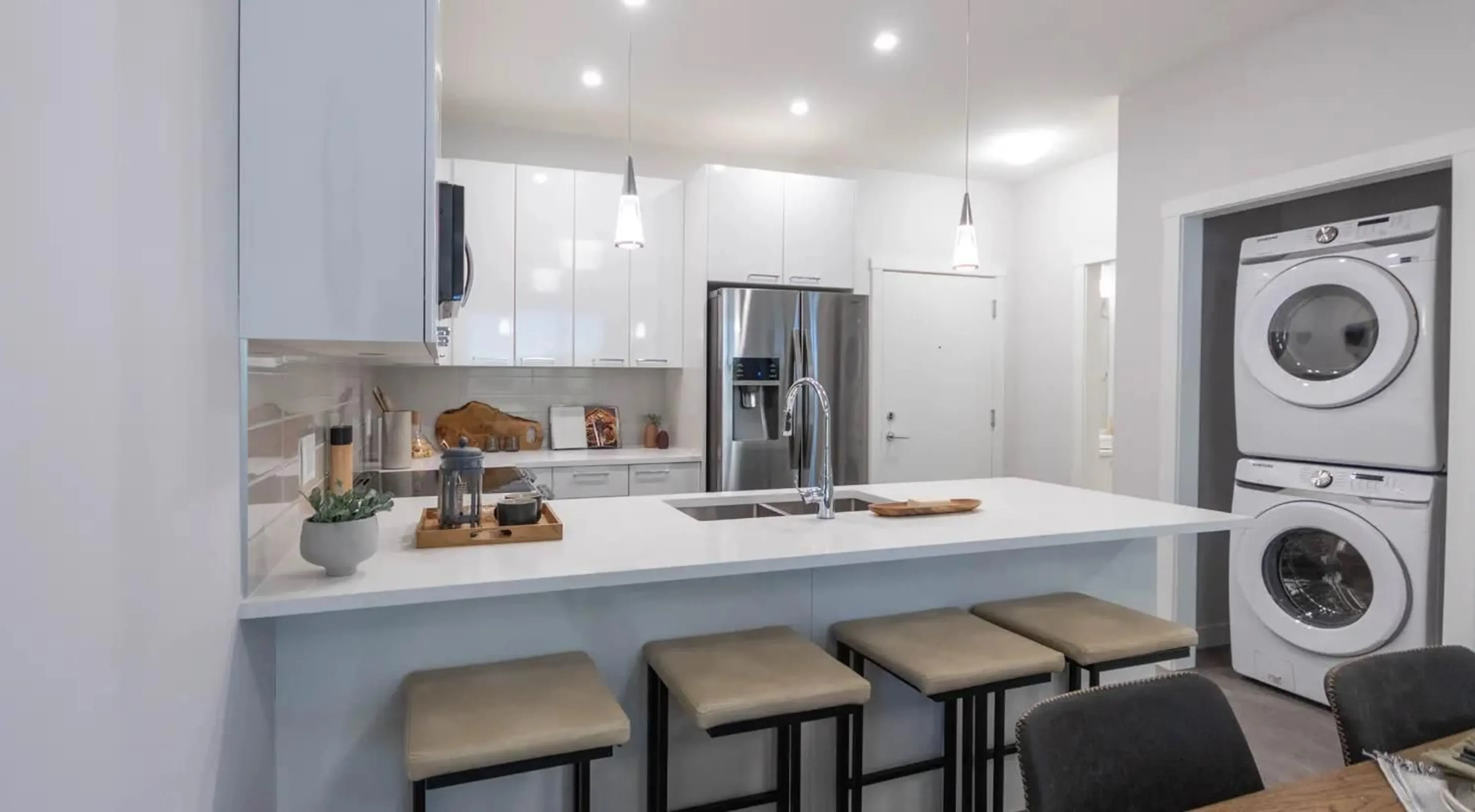 Open concept kitchen, ceramic/tile floor for 605 - 33281 2 AVENUE, Mission British Columbia V2V1J9