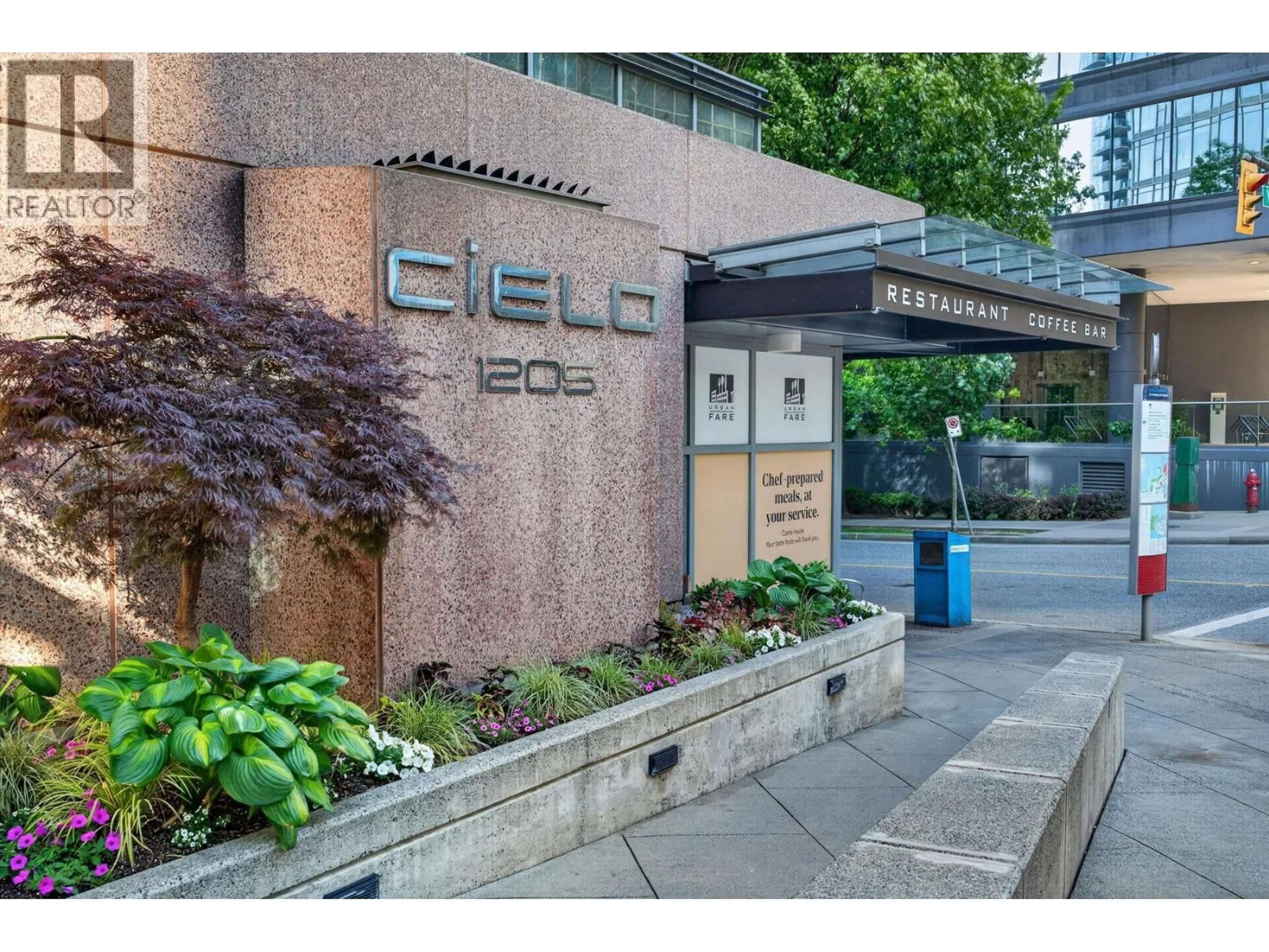 Indoor foyer for 702 - 1205 HASTINGS STREET, Vancouver British Columbia V6E4T7