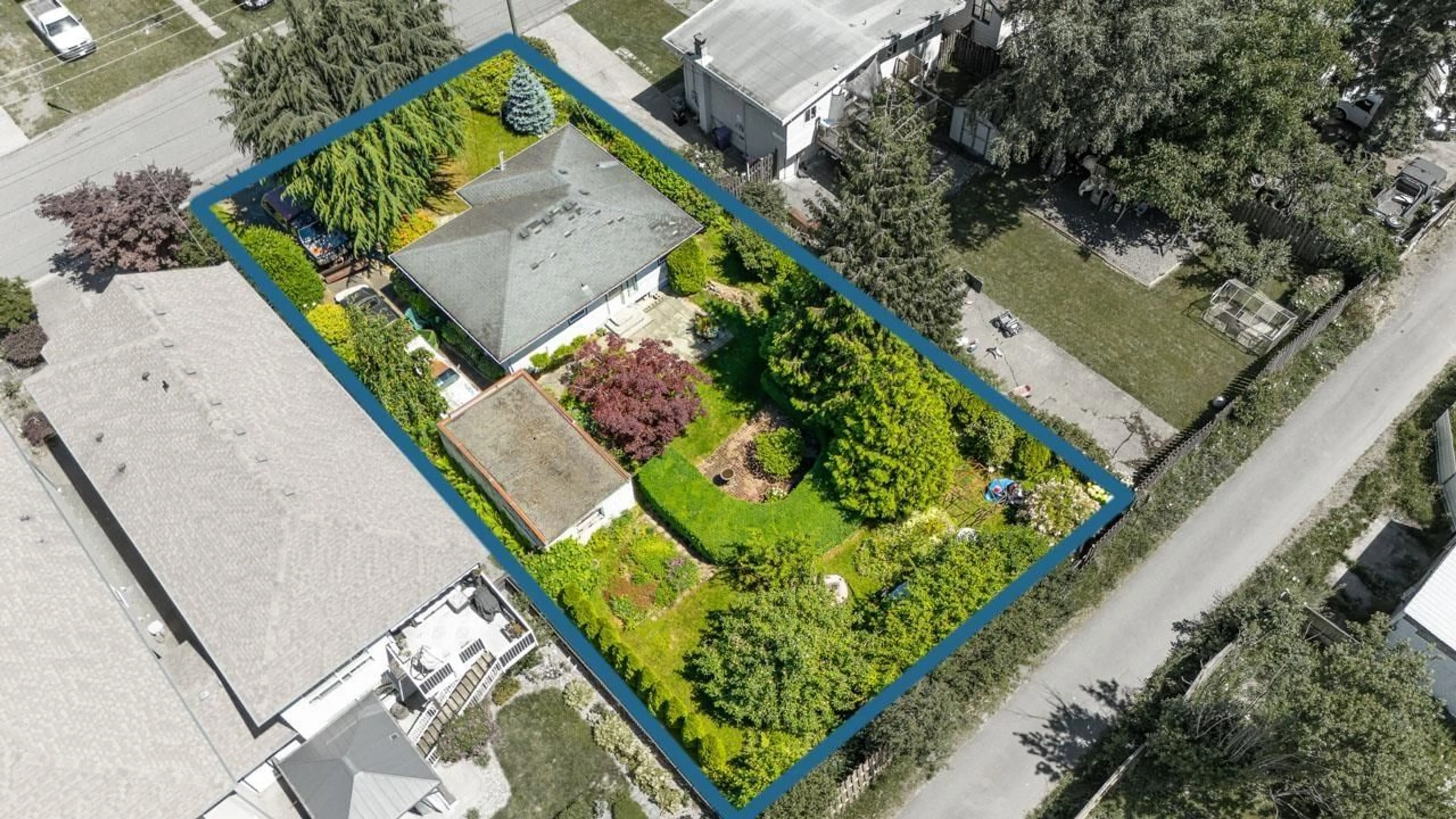 A pic from outside/outdoor area/front of a property/back of a property/a pic from drone, street for 46054 THIRD AVENUE, Chilliwack British Columbia V2P1R4