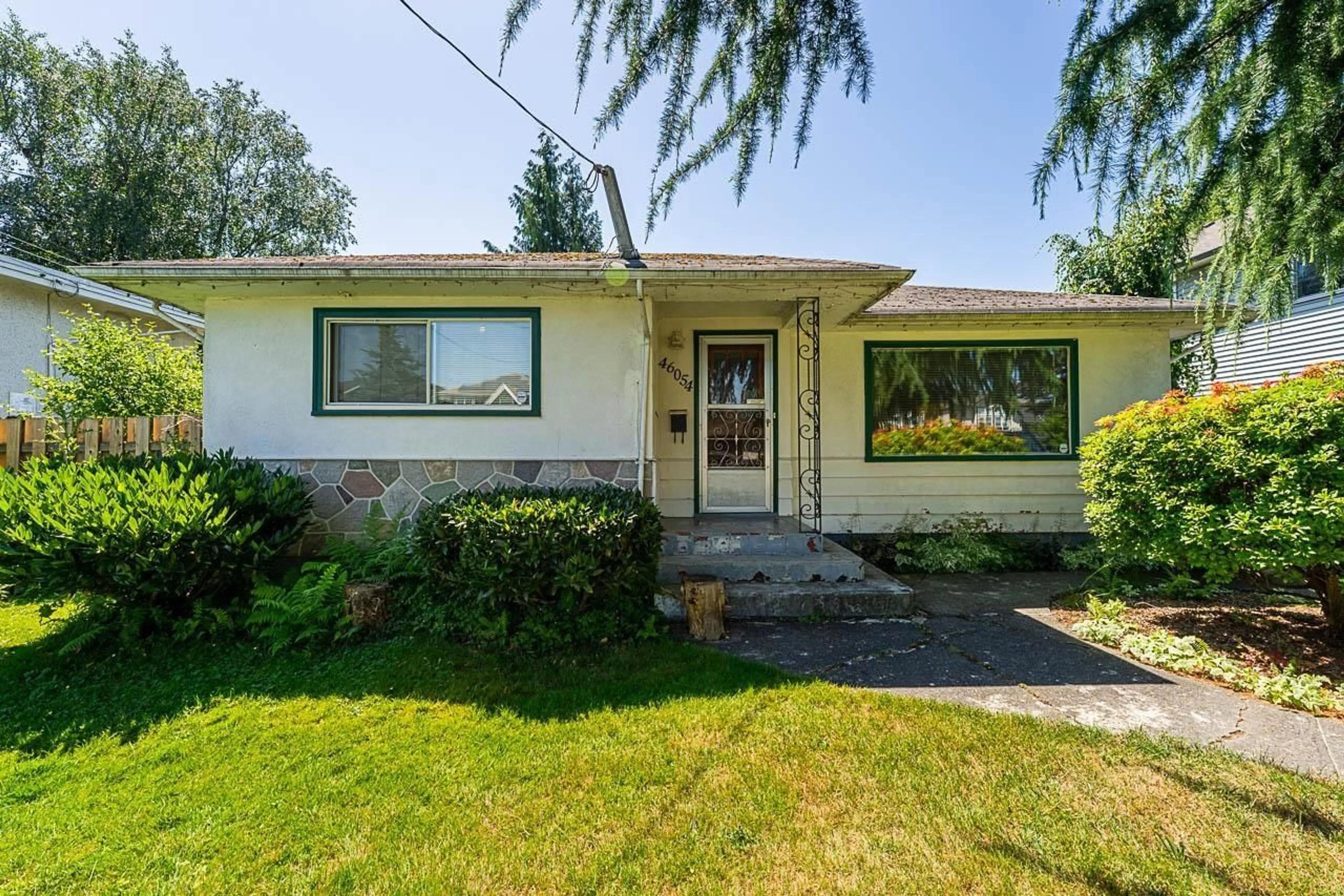 Home with vinyl exterior material, street for 46054 THIRD AVENUE, Chilliwack British Columbia V2P1R4