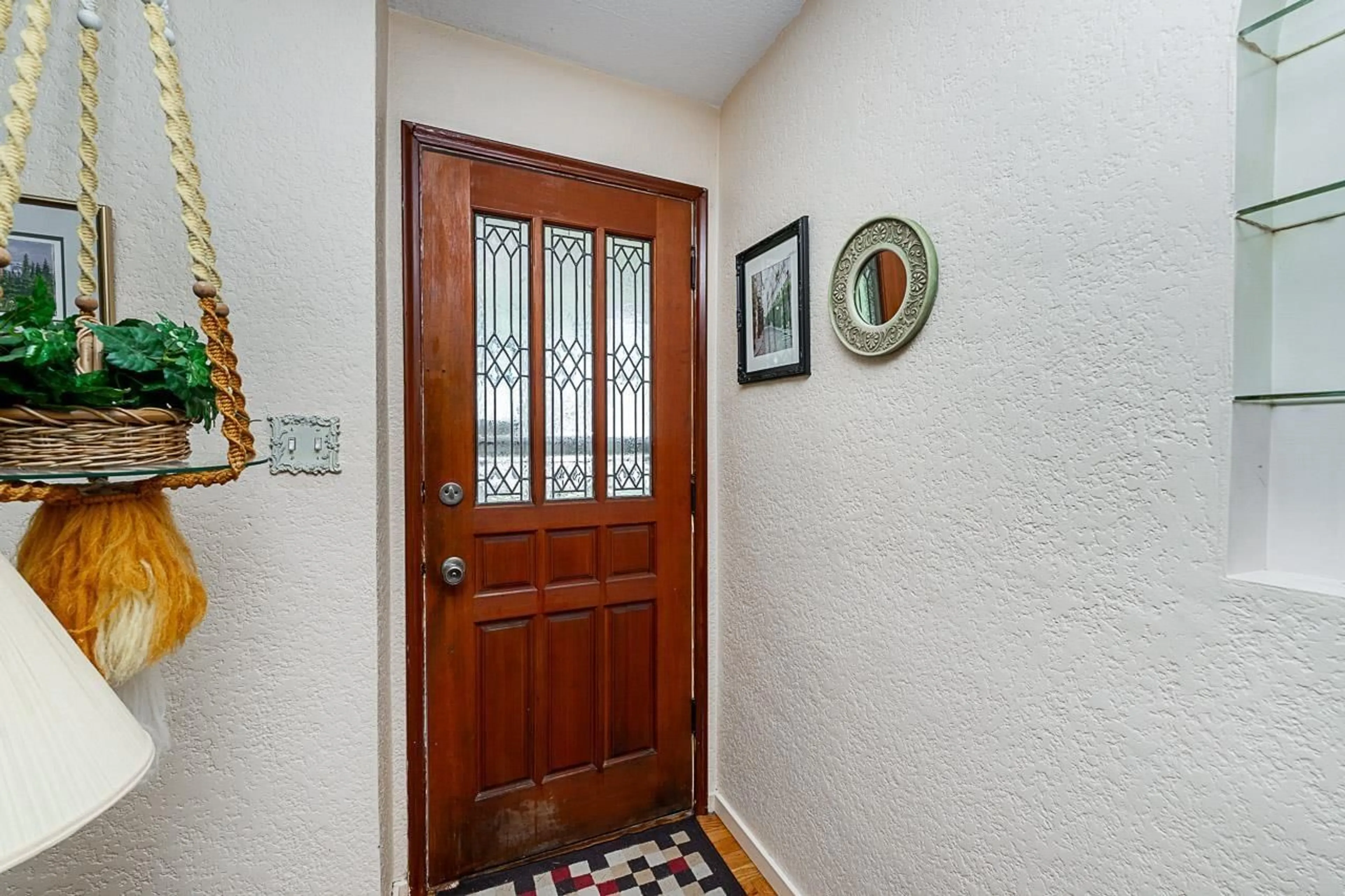 Indoor foyer for 46054 THIRD AVENUE, Chilliwack British Columbia V2P1R4