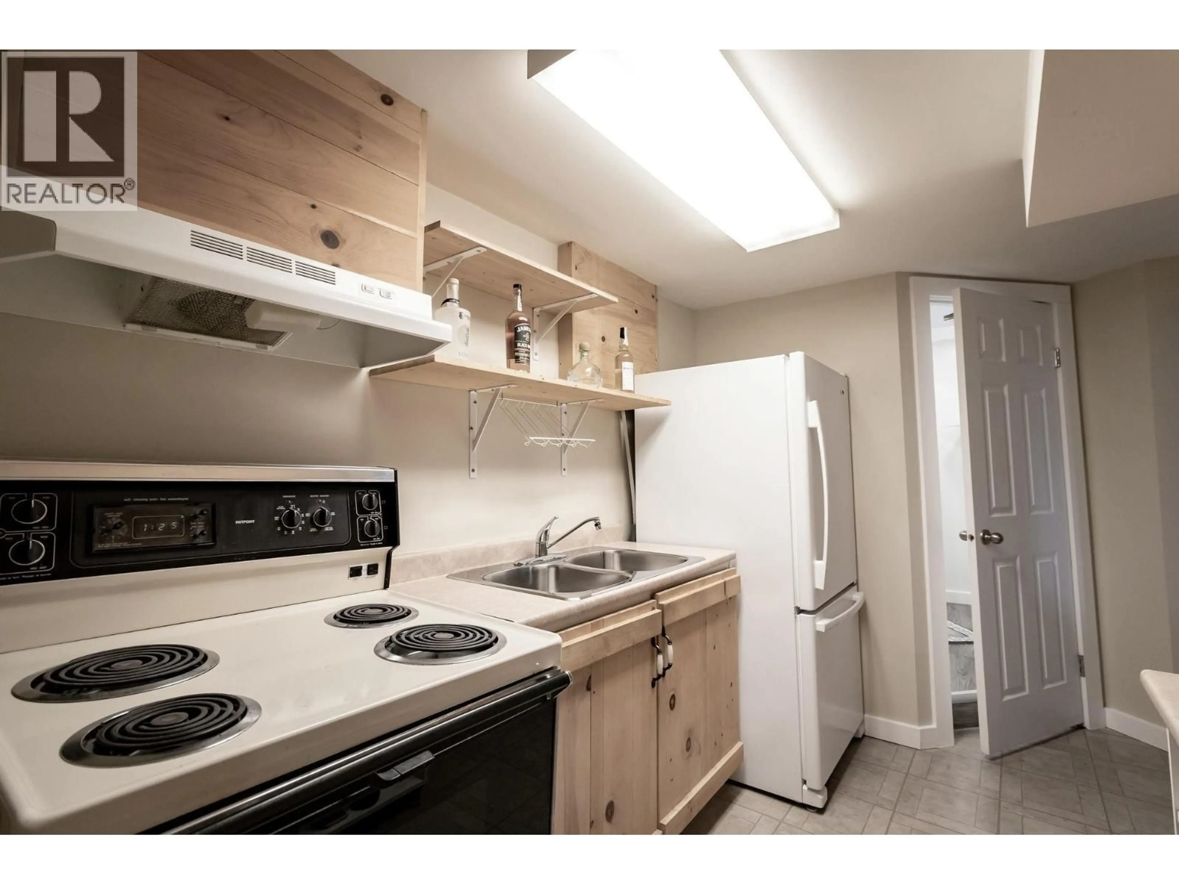 Standard kitchen, wood/laminate floor for 9424 94 AVENUE, Fort St. John British Columbia V1J1G3