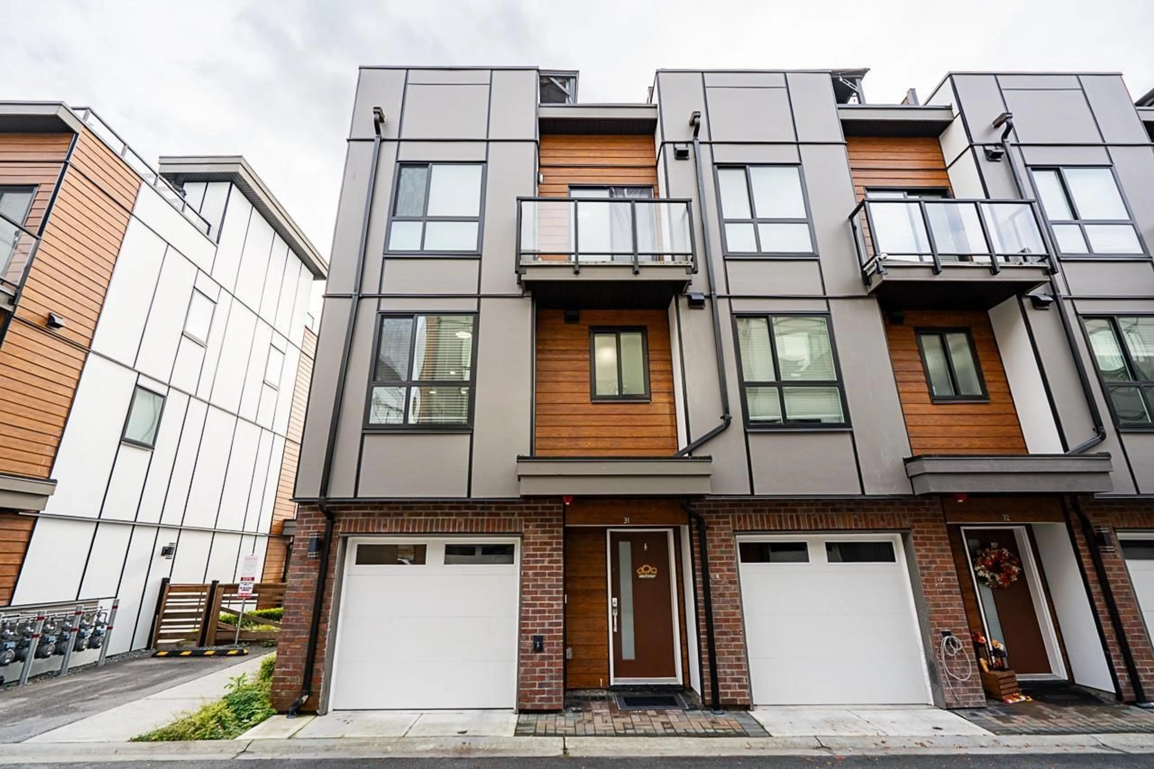Home with brick exterior material, street for 31 - 19760 55 AVENUE, Langley British Columbia V3A0L1