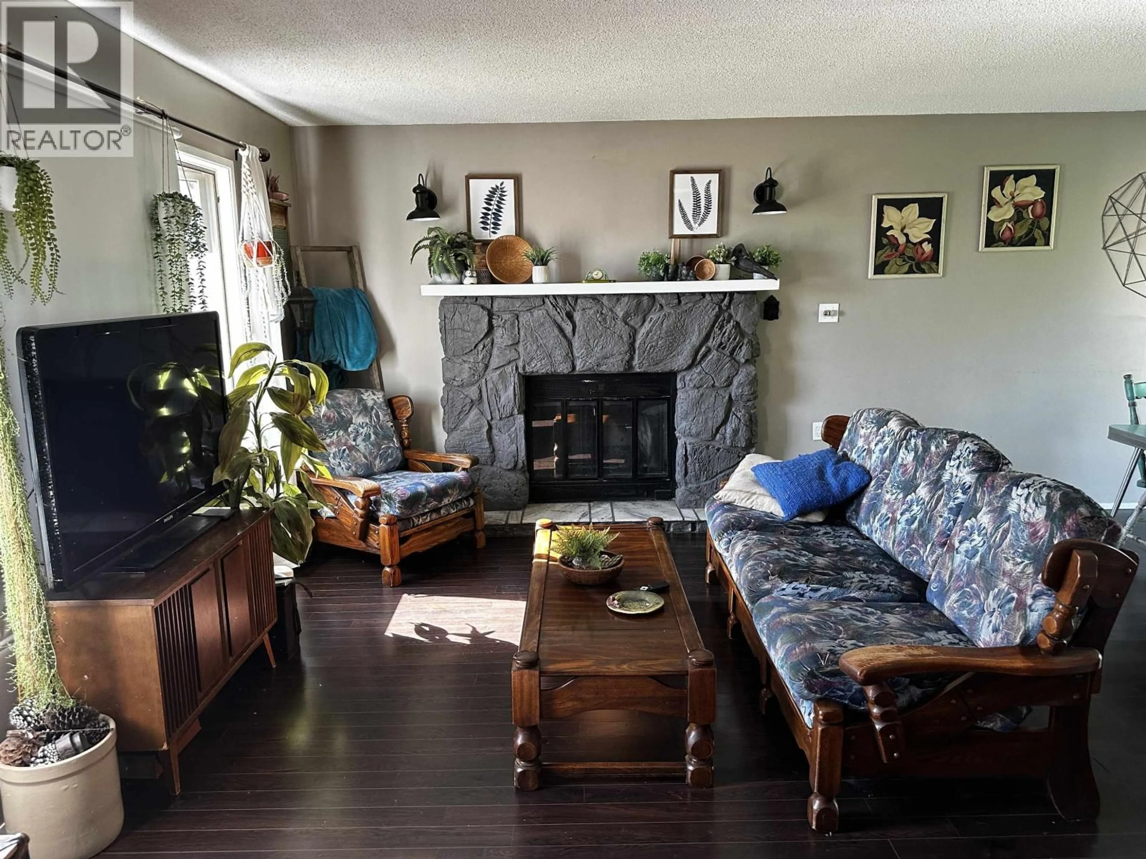 Living room with furniture, wood/laminate floor for 10072 257 ROAD, Fort St. John British Columbia V1J8C1