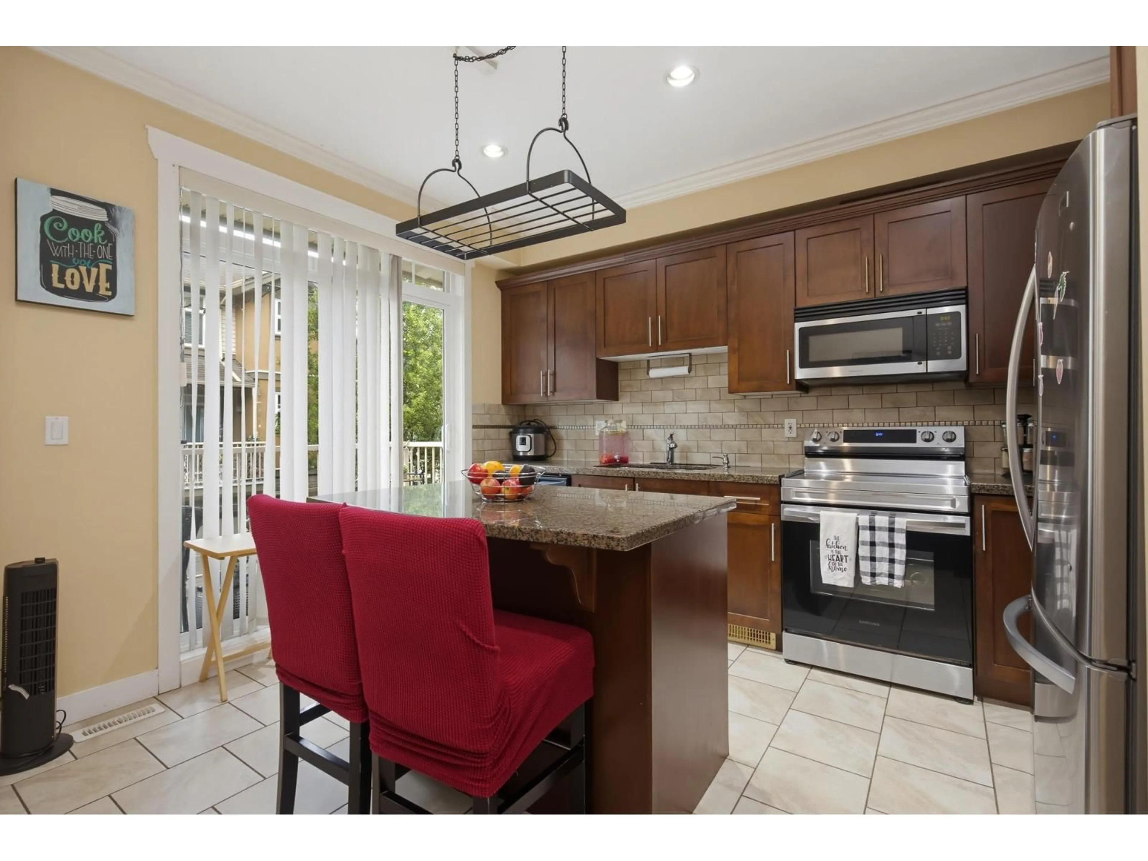 Open concept kitchen, ceramic/tile floor for 11 - 5623 TESKEY WAY, Chilliwack British Columbia V2R0K9