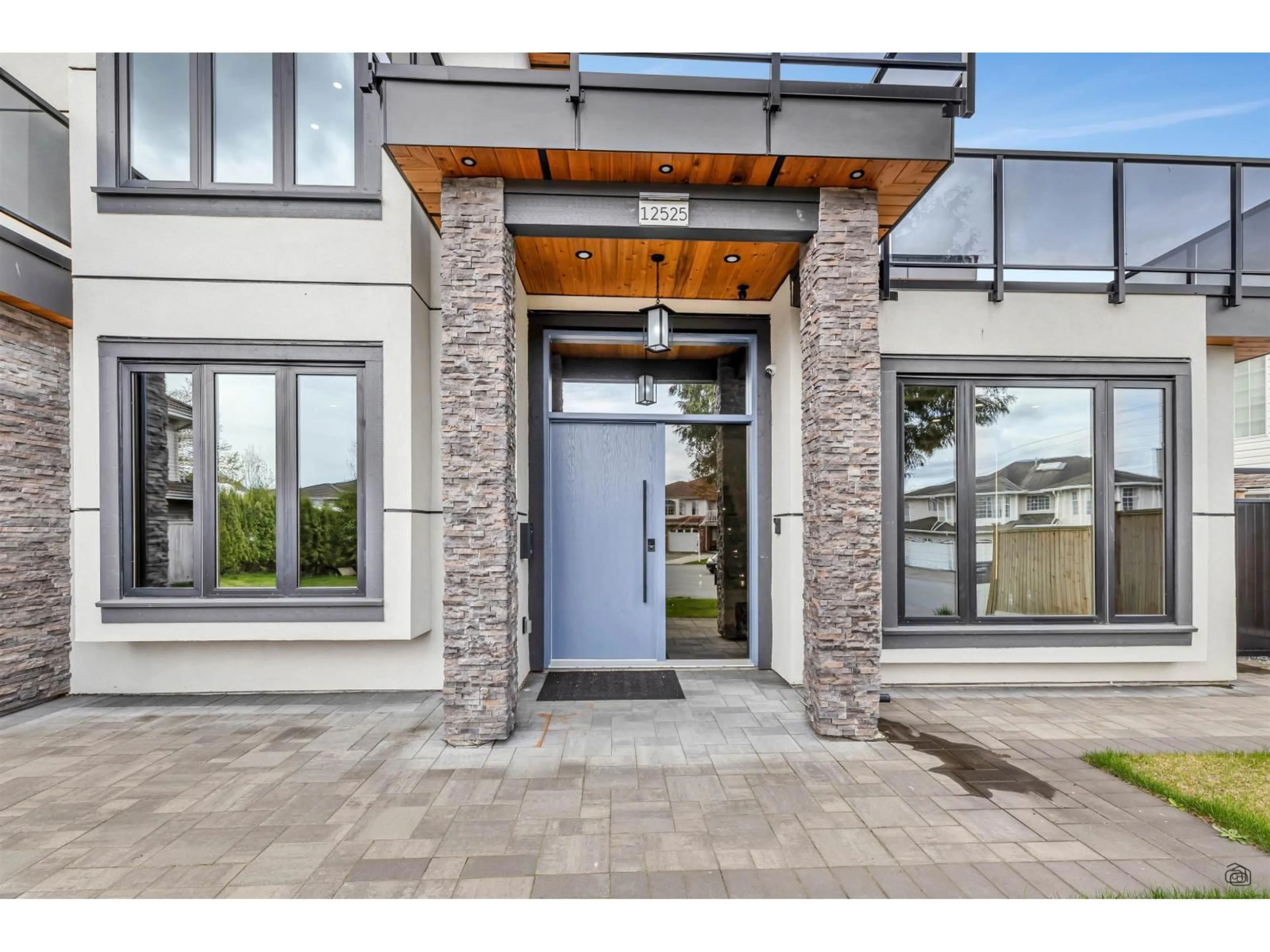Indoor entryway for 12525 75A AVENUE, Surrey British Columbia V3W0M3