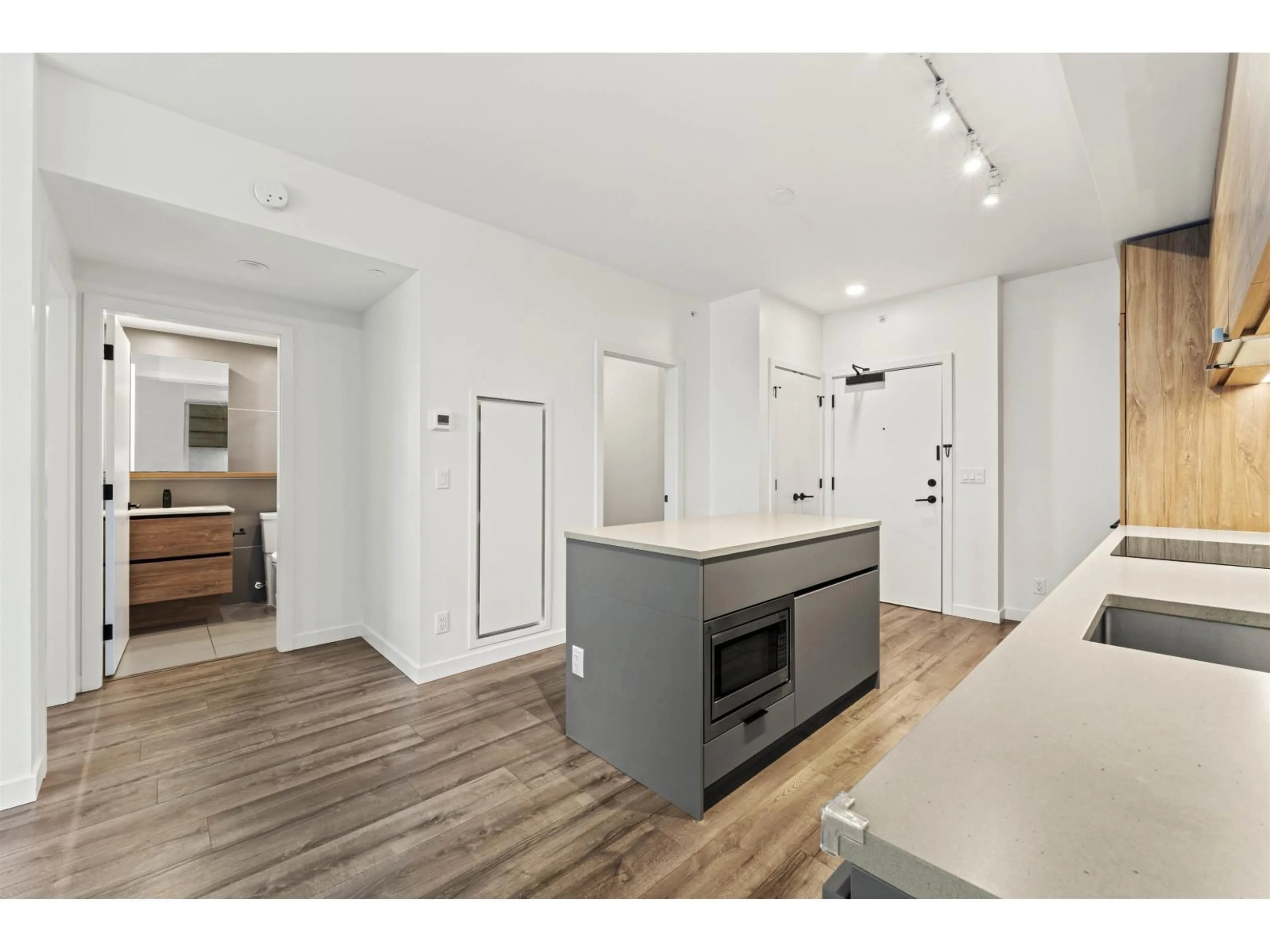 Open concept kitchen, unknown for 307 - 13428 105 AVENUE, Surrey British Columbia V3T0S6