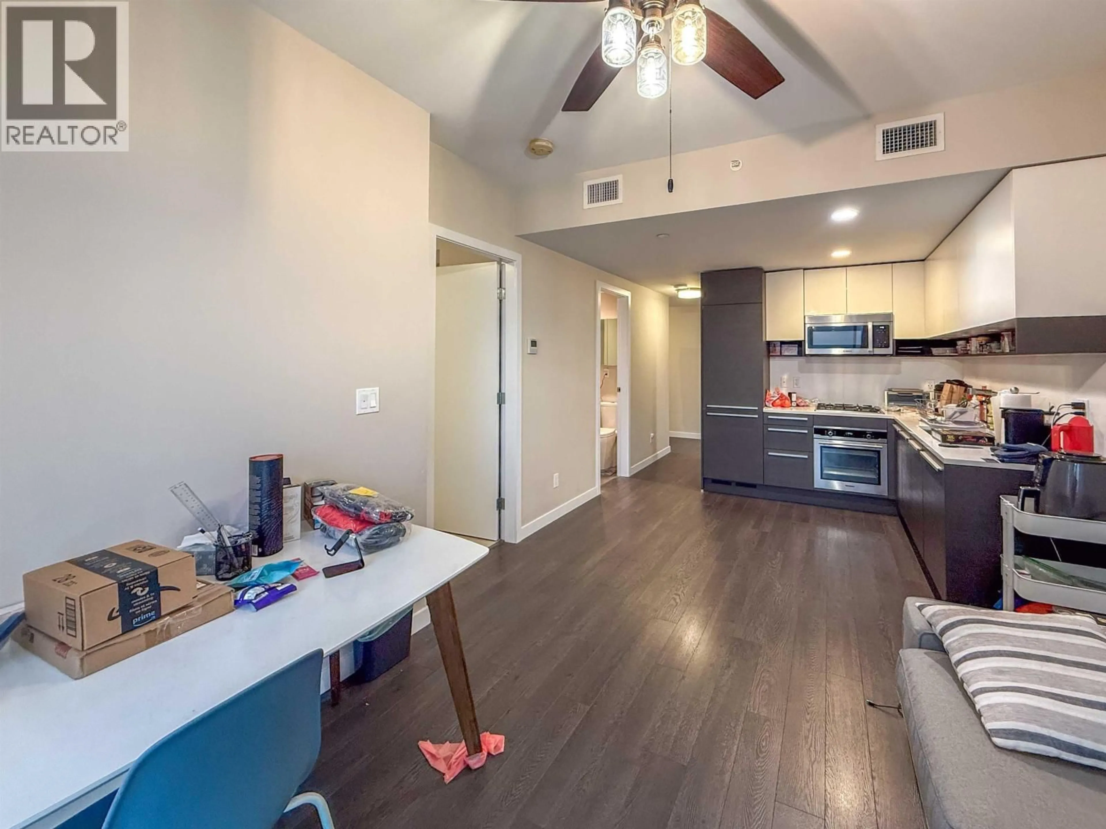 Open concept kitchen, wood/laminate floor for 3004 - 4485 SKYLINE DRIVE, Burnaby British Columbia V5C0J2