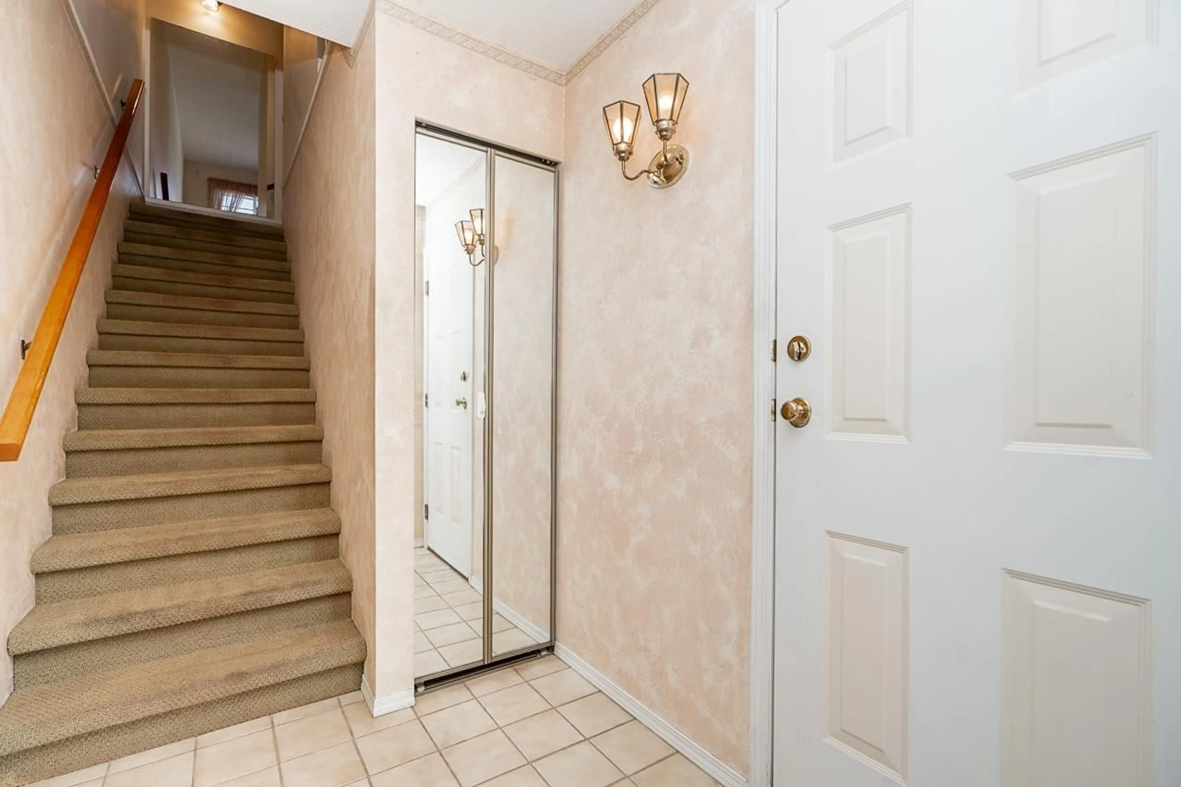 Indoor entryway for 25 - 32659 GEORGE FERGUSON WAY, Abbotsford British Columbia V2T4E4