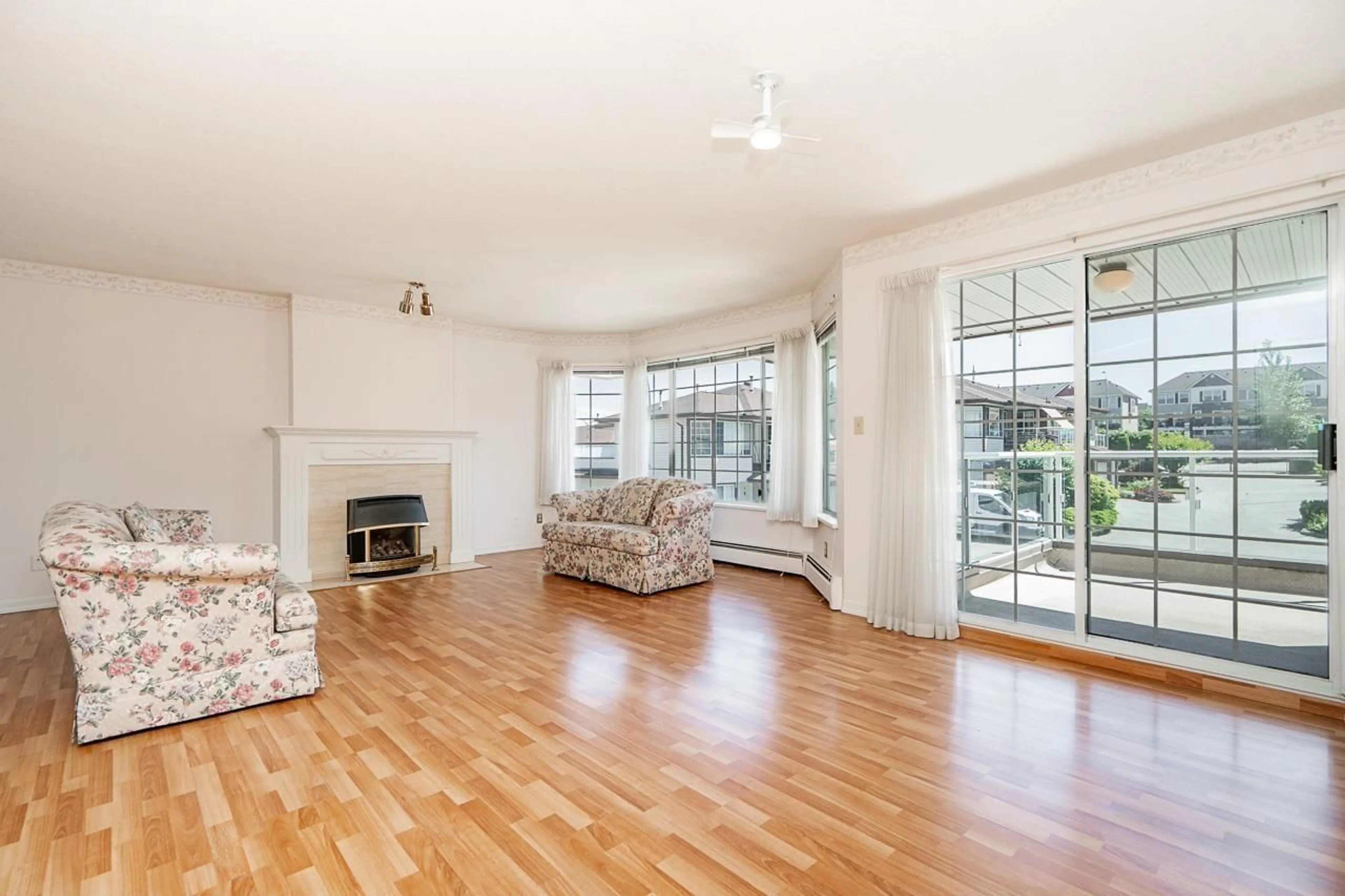 Living room with furniture, unknown for 25 - 32659 GEORGE FERGUSON WAY, Abbotsford British Columbia V2T4E4