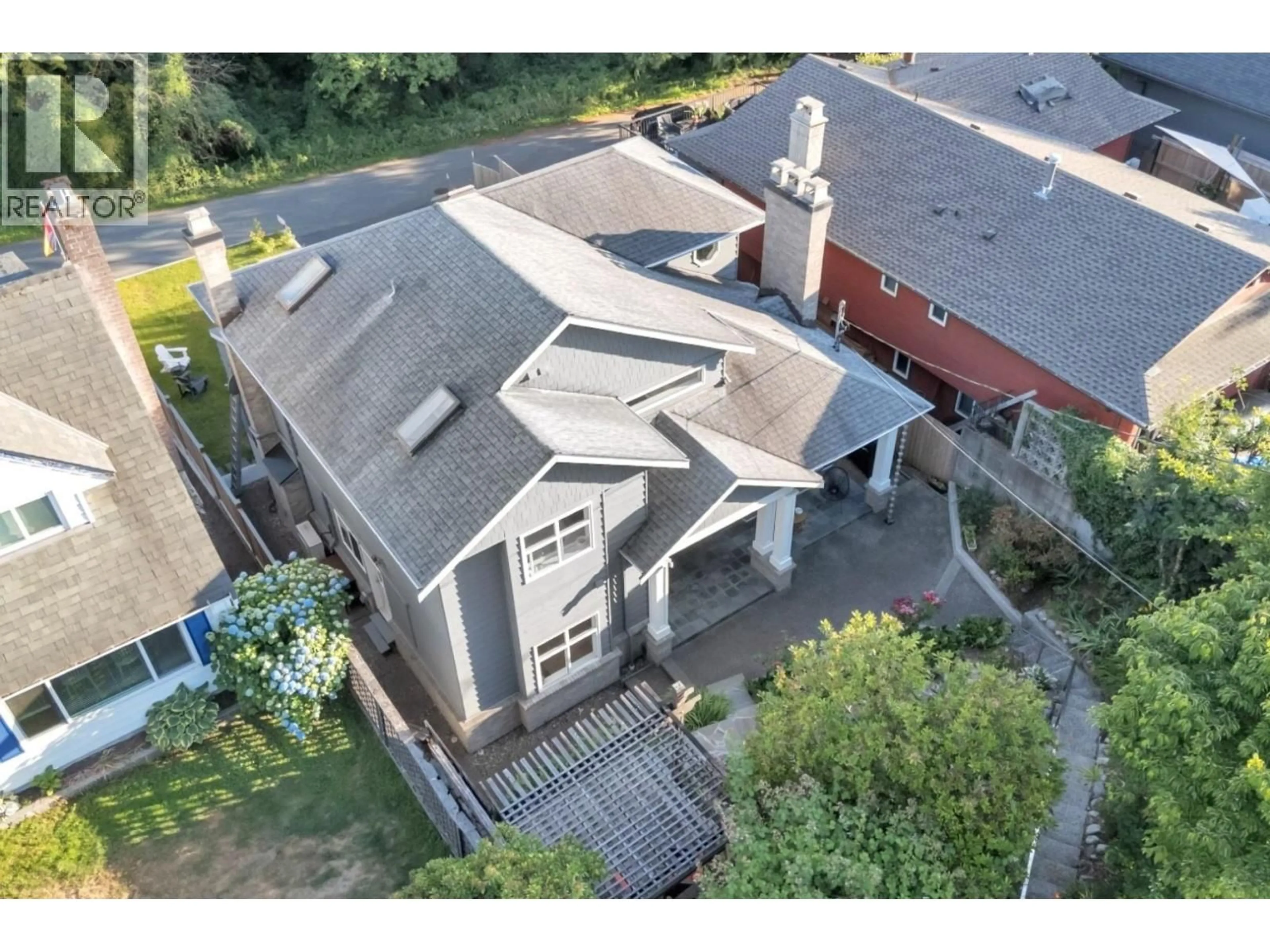A pic from outside/outdoor area/front of a property/back of a property/a pic from drone, building for 425 TEMPE CRESCENT, North Vancouver British Columbia V7N1E7