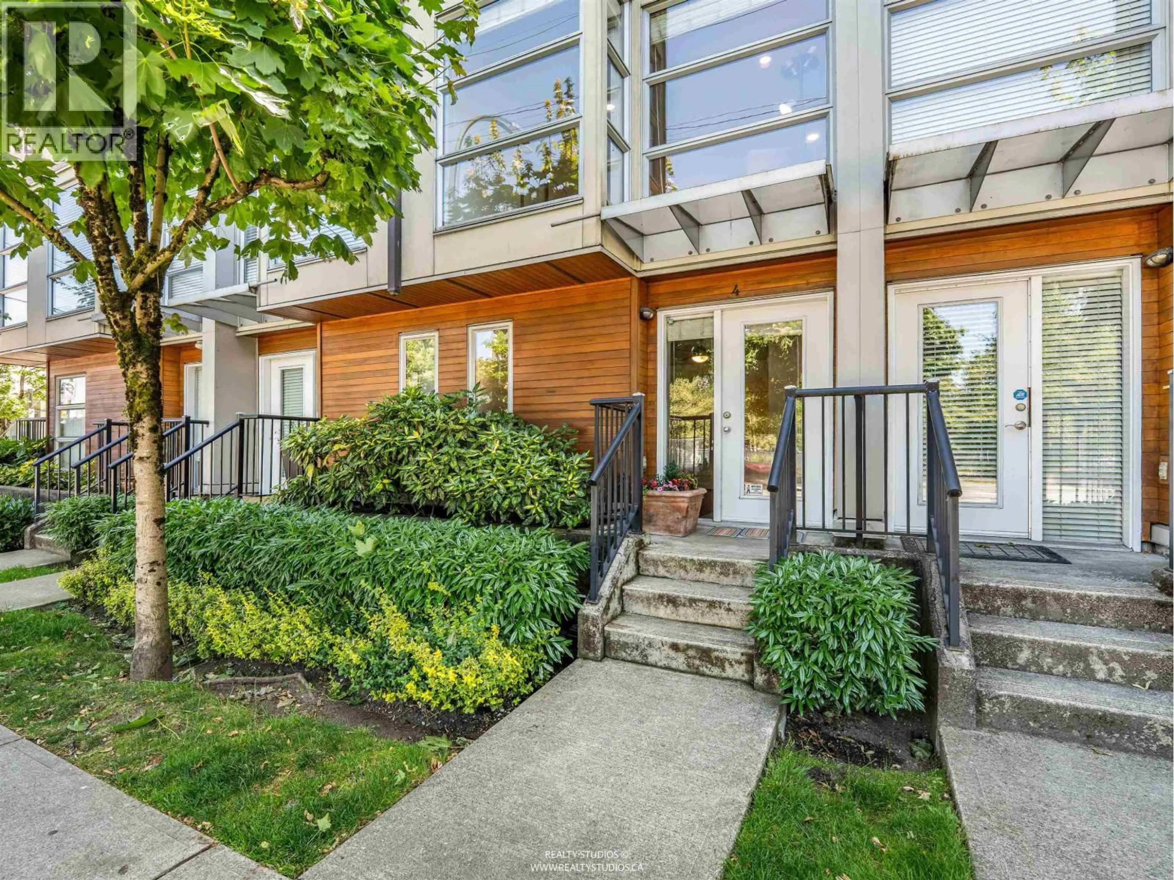 Indoor entryway for 4 - 618 6TH AVENUE, Vancouver British Columbia V5Z1A3