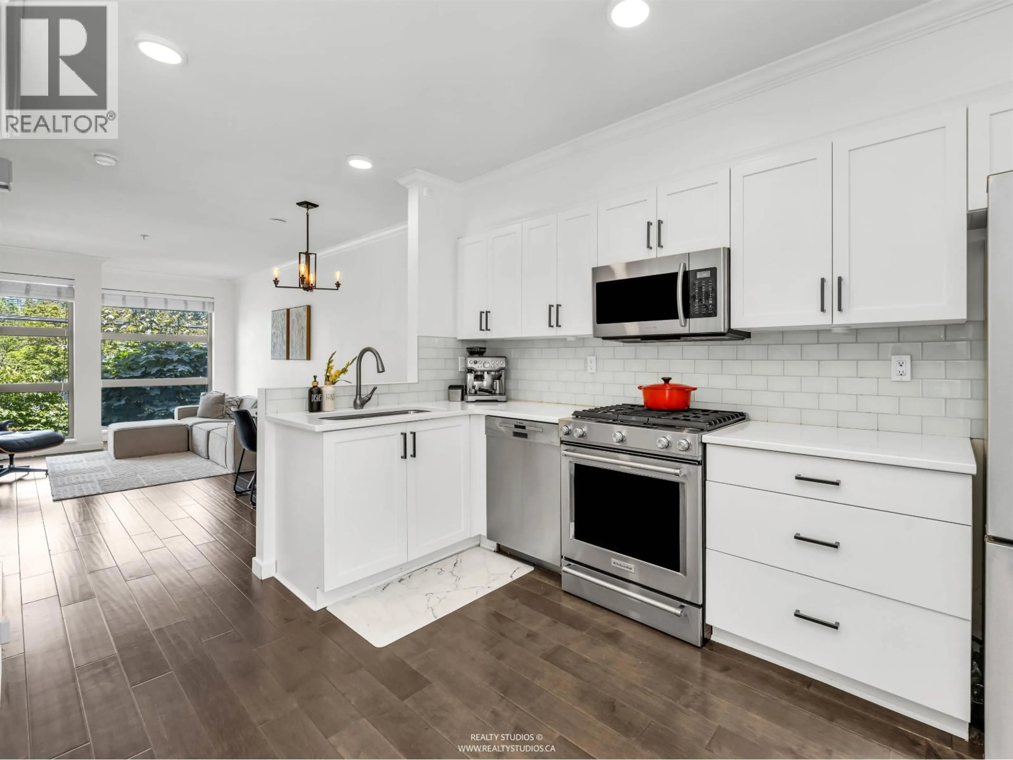 Open concept kitchen, ceramic/tile floor for 4 - 618 6TH AVENUE, Vancouver British Columbia V5Z1A3