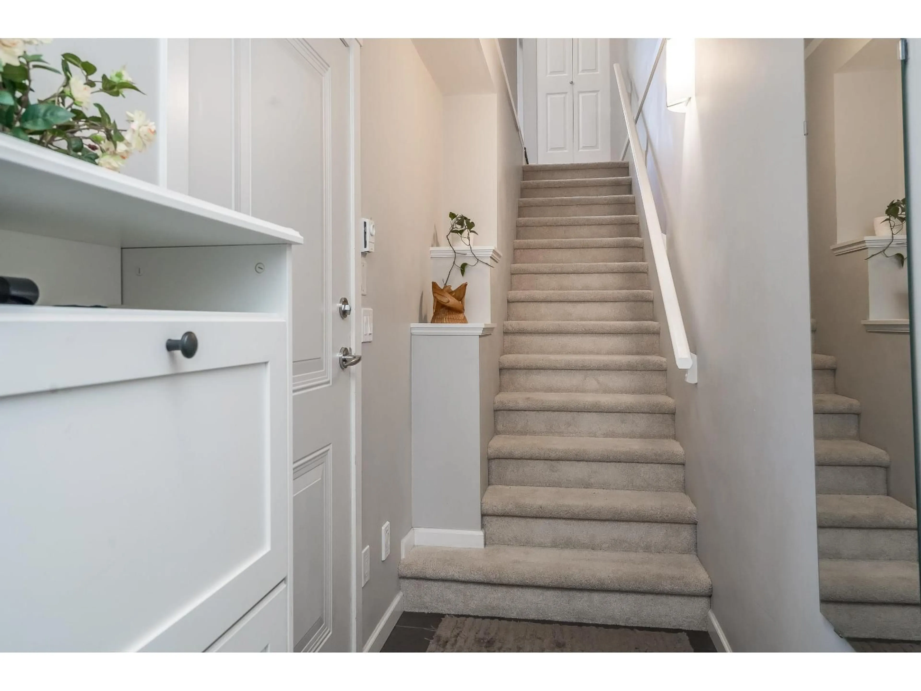 Indoor entryway for 26 - 19505 68A AVENUE, Surrey British Columbia V4N6K3