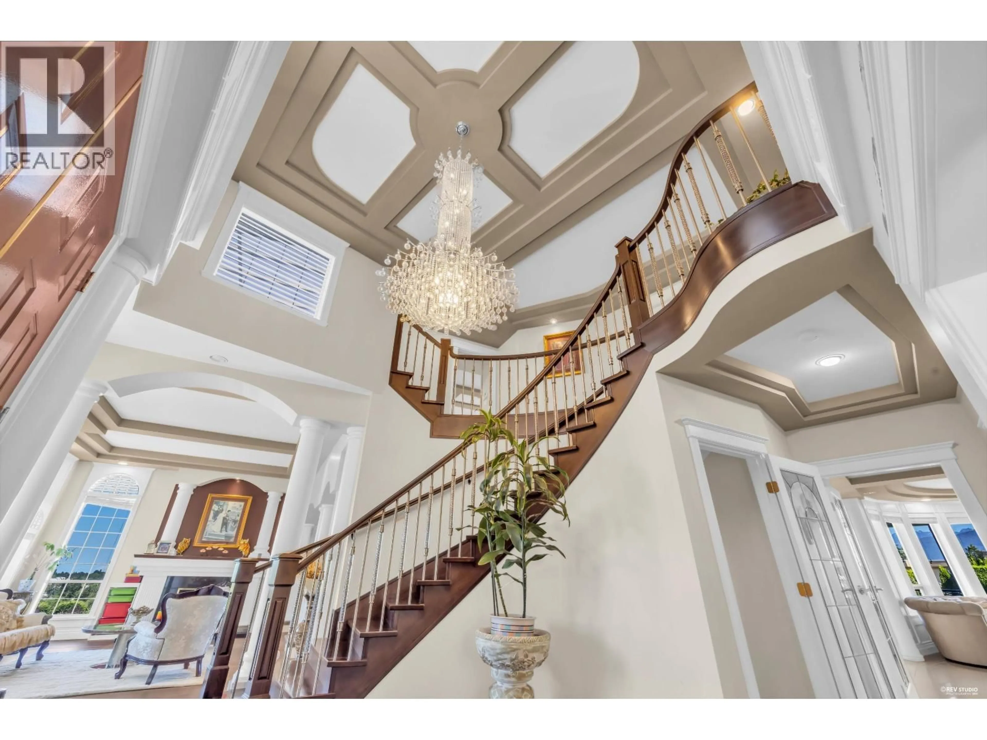 Indoor foyer for 7173 RIDGEVIEW DRIVE, Burnaby British Columbia V5A4S1