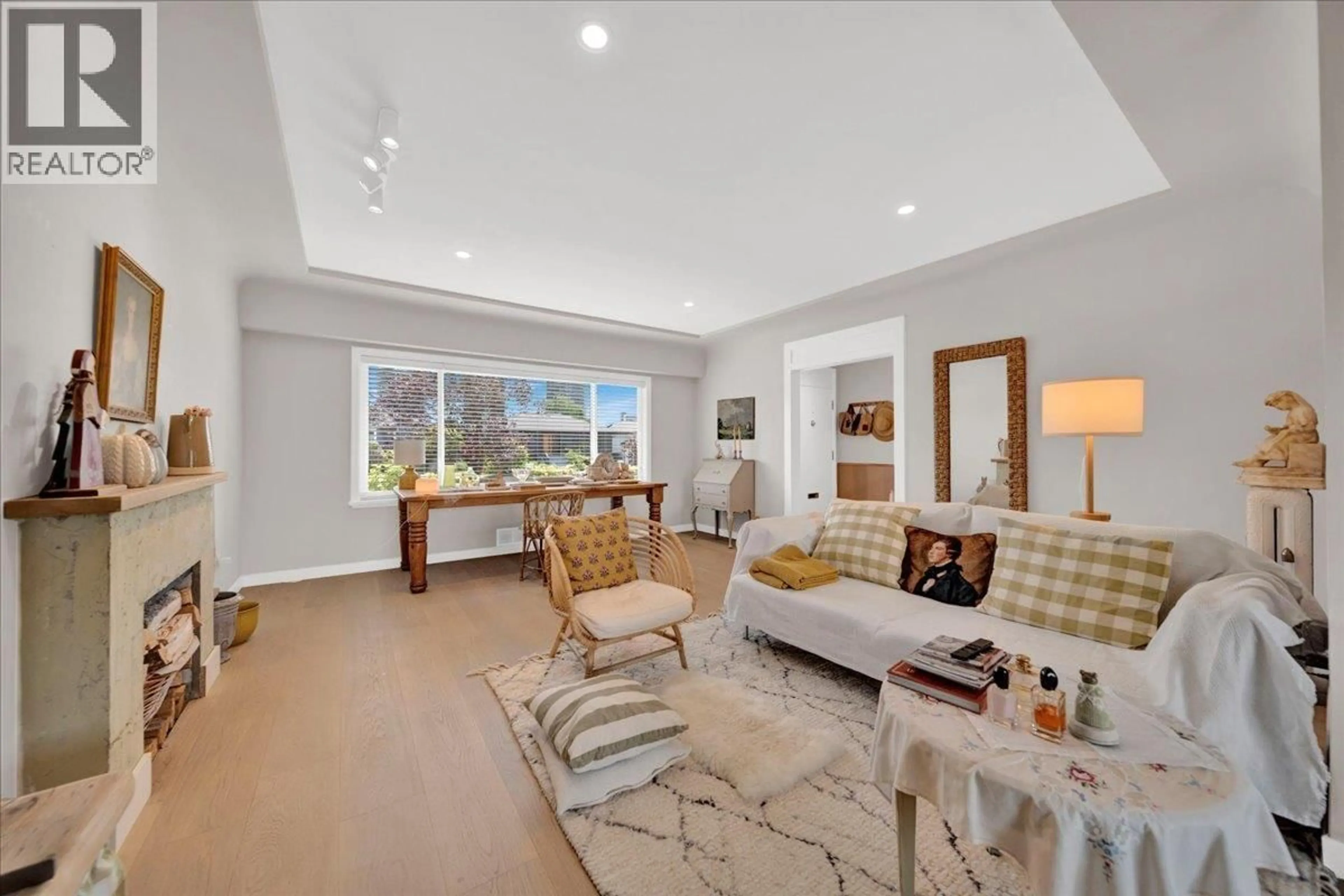 Living room with furniture, unknown for 4841 HIGHLAWN DRIVE, Burnaby British Columbia V5C3T2