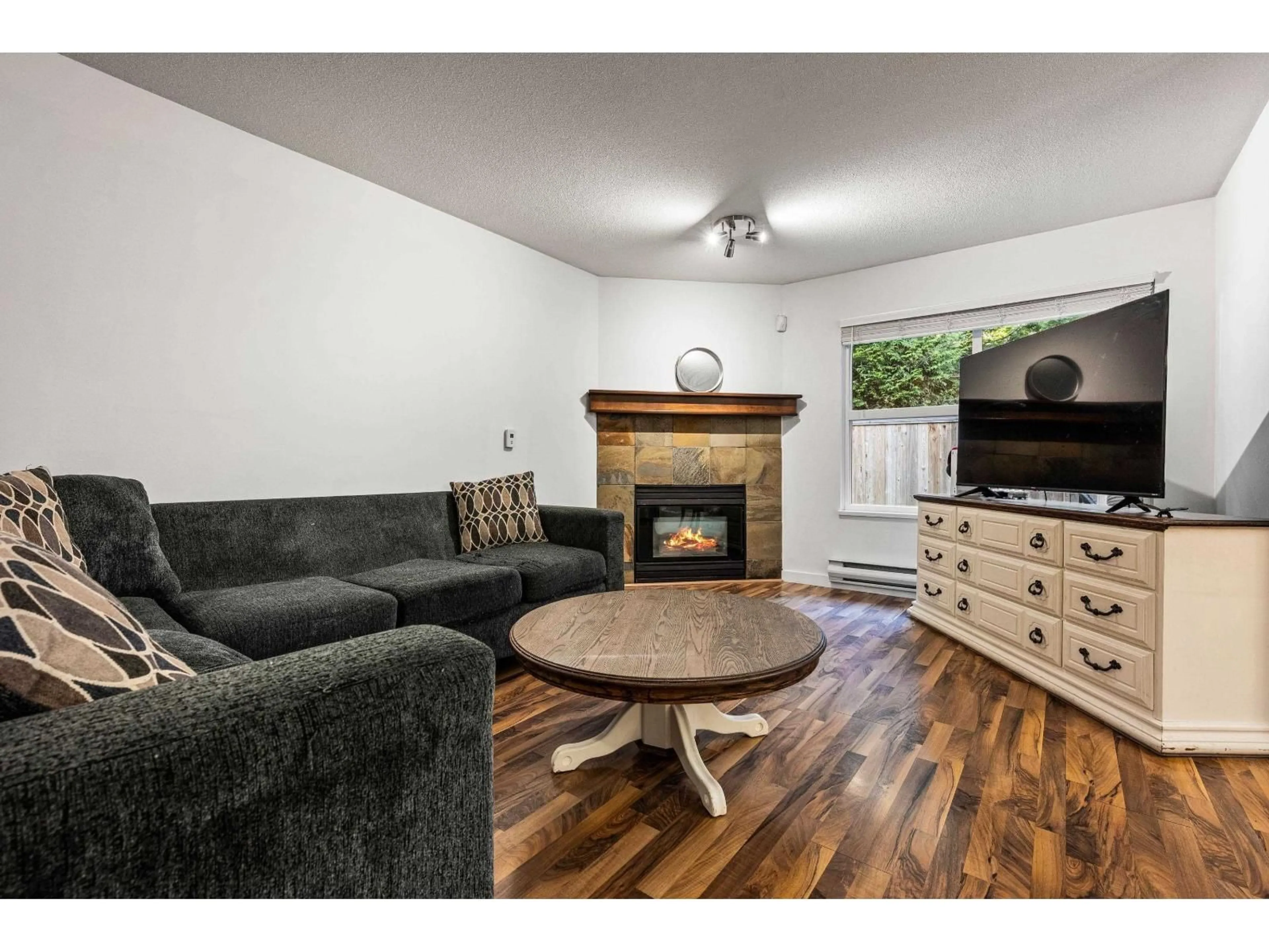 Living room with furniture, wood/laminate floor for 94 - 36060 OLD YALE ROAD, Abbotsford British Columbia V3G2E9