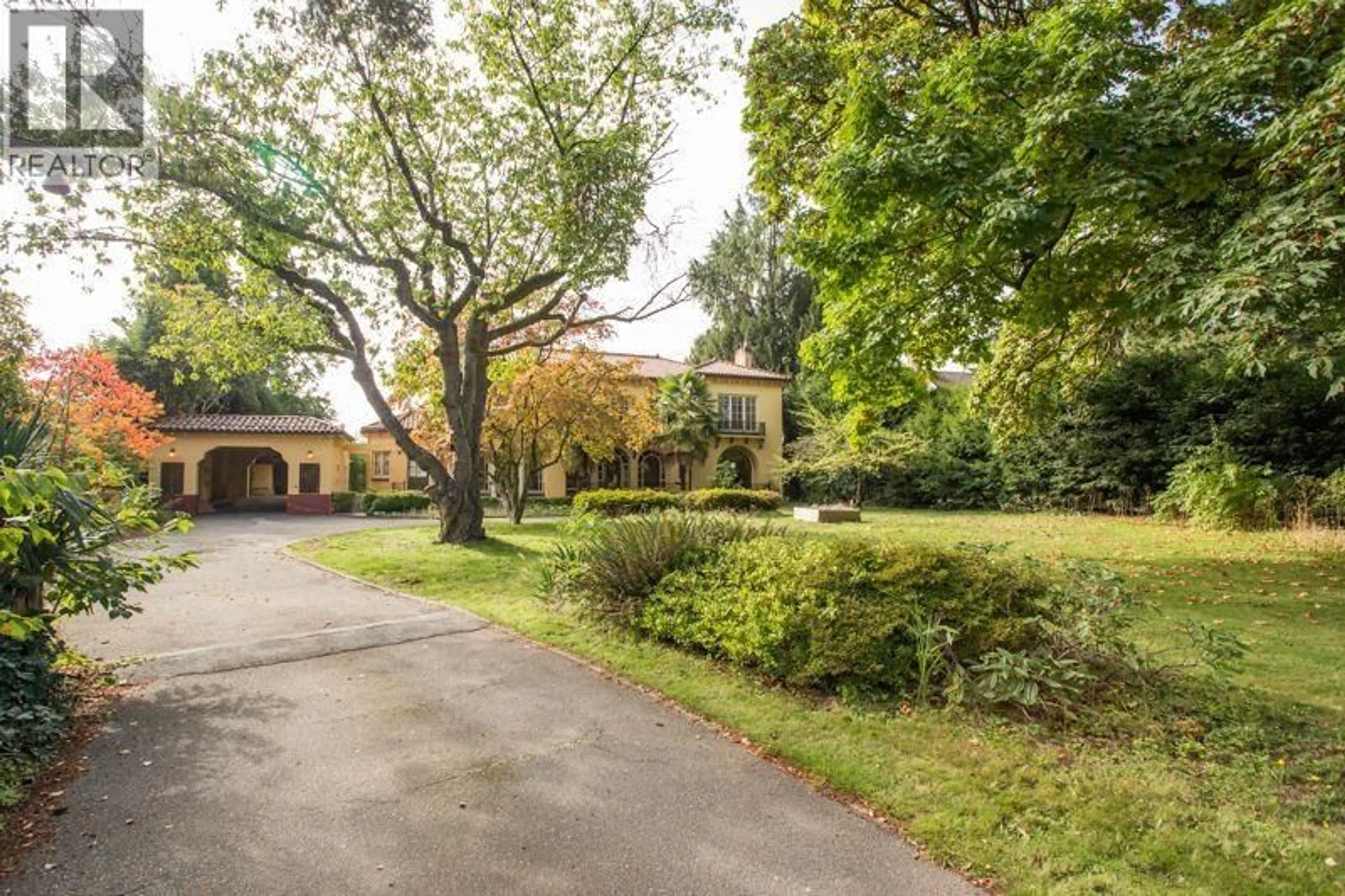 A pic from outside/outdoor area/front of a property/back of a property/a pic from drone, street for 1850 MARINE DRIVE, Vancouver British Columbia V6P6B2