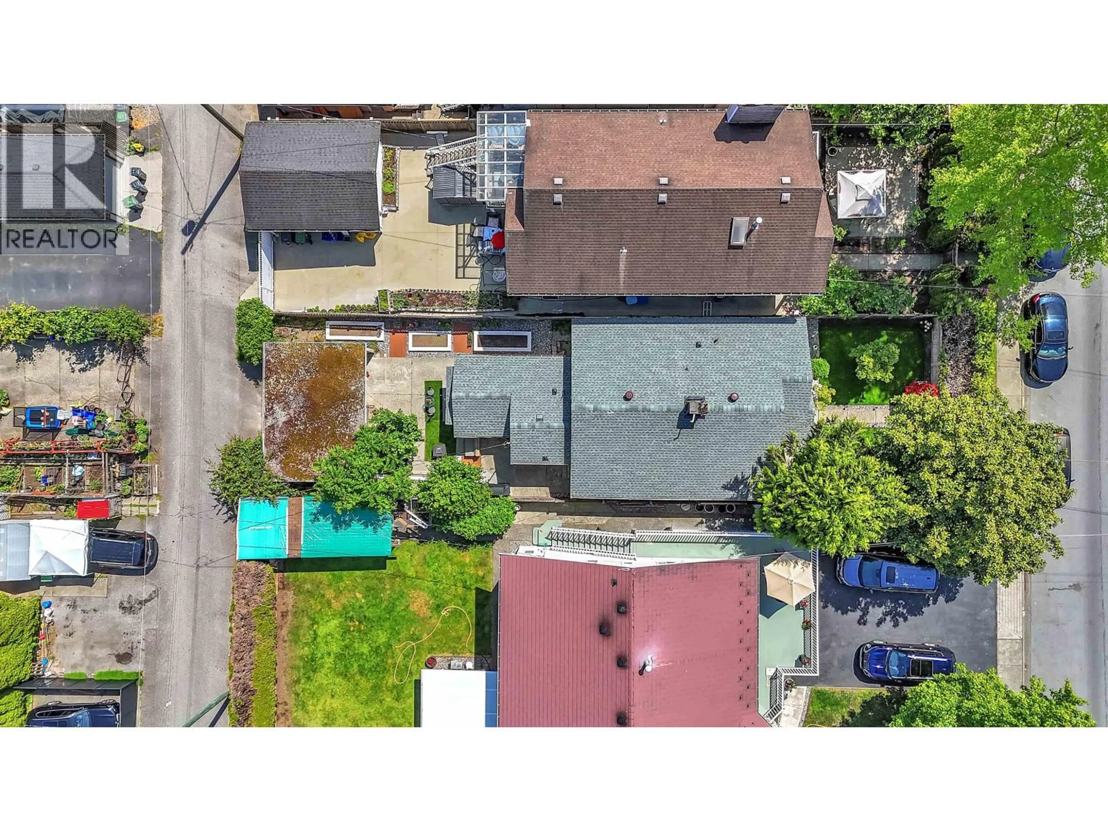 A pic from outside/outdoor area/front of a property/back of a property/a pic from drone, street for 1698 GARDEN AVENUE, North Vancouver British Columbia V7P3A7