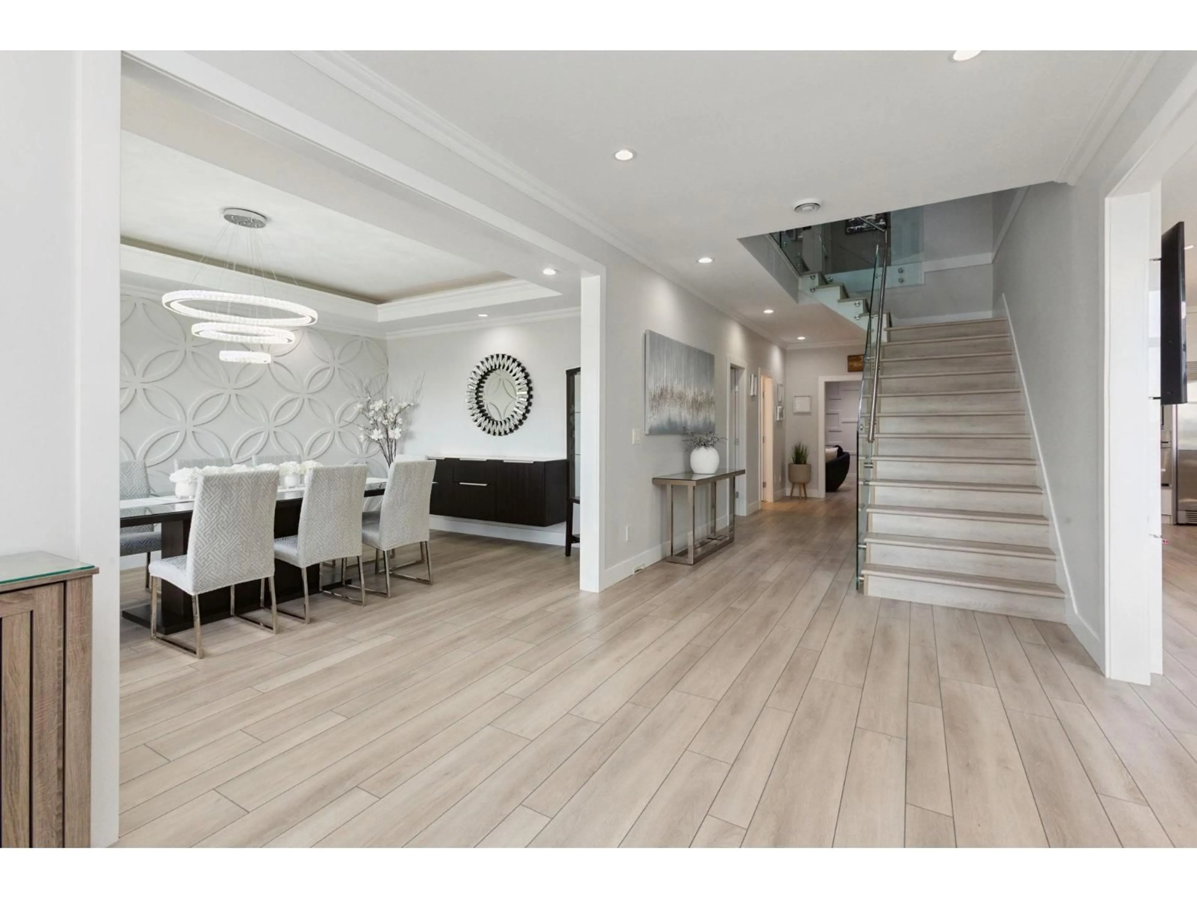 Indoor foyer for 12182 101B AVENUE, Surrey British Columbia V3V7X6