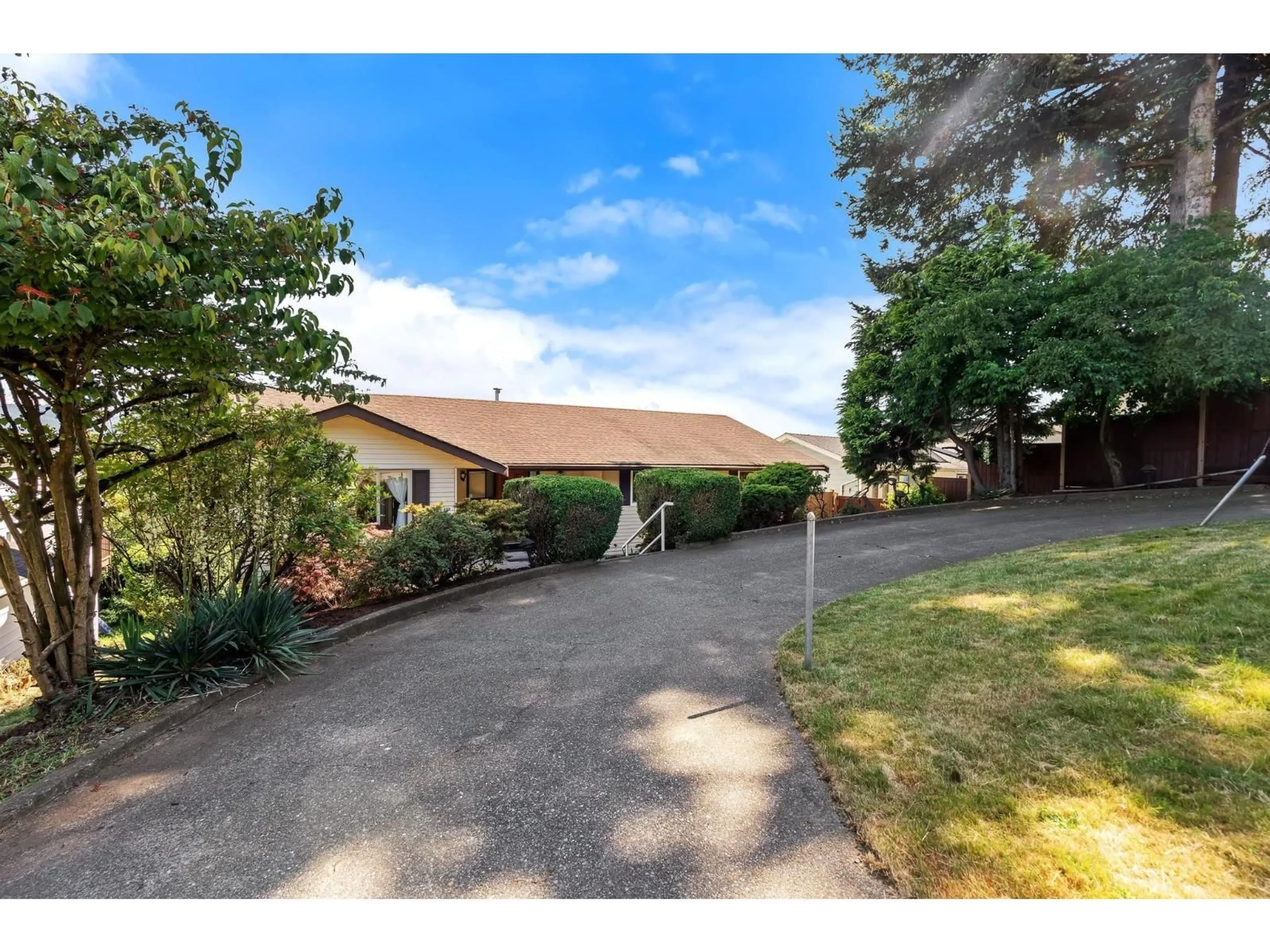A pic from outside/outdoor area/front of a property/back of a property/a pic from drone, street for 35334 ROCKWELL DRIVE, Abbotsford British Columbia V3G2C9
