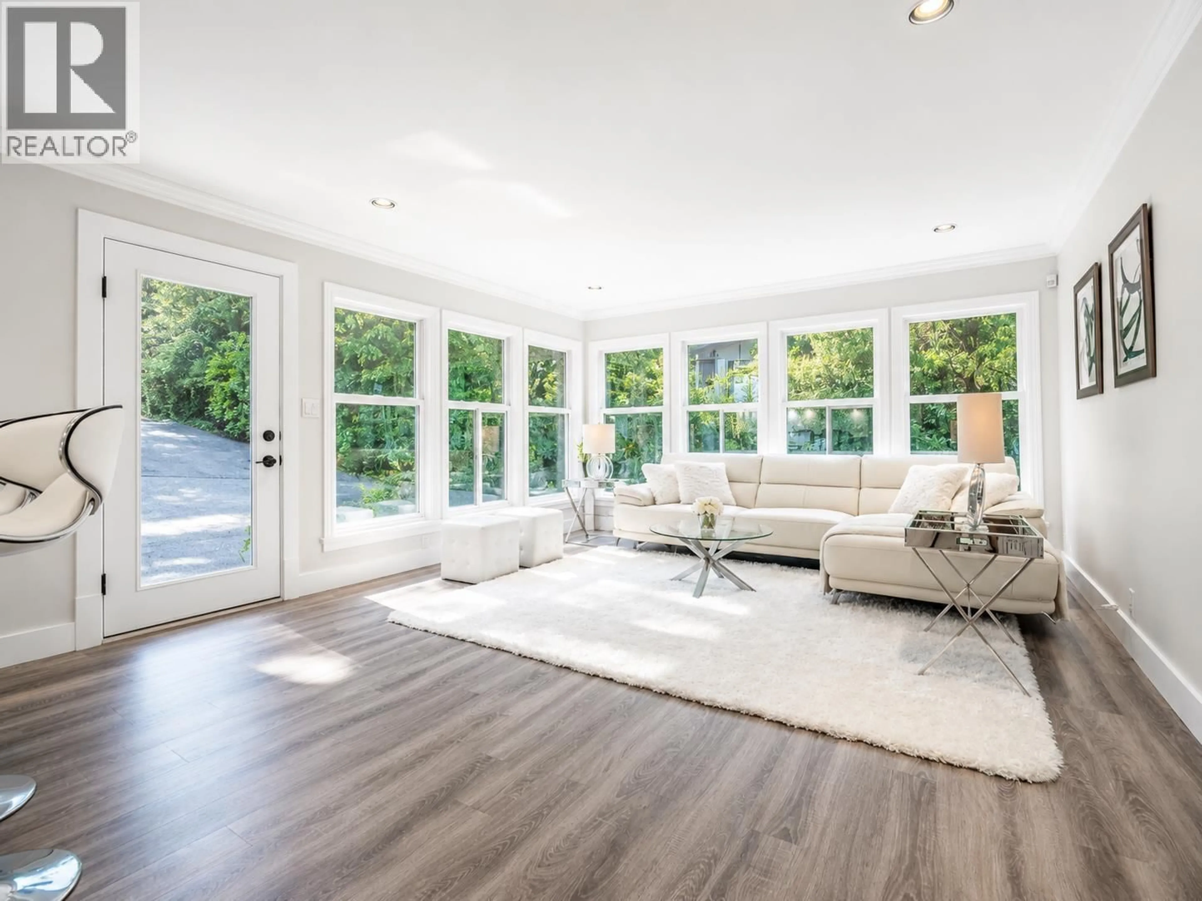 Living room with furniture, wood/laminate floor for 638 KING GEORGES WAY, West Vancouver British Columbia V7S1S3