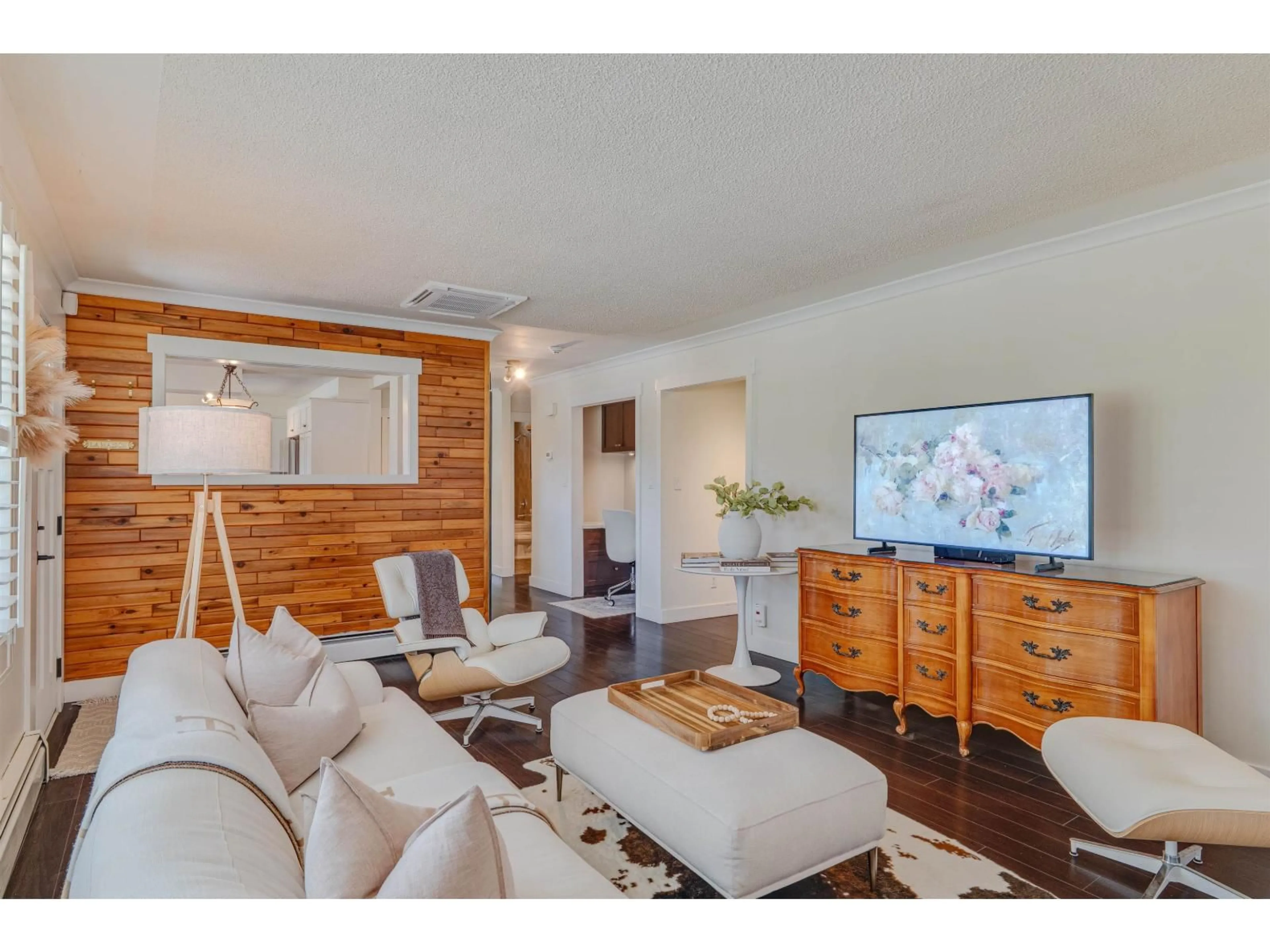 Living room with furniture, wood/laminate floor for 7135 SUMAS PRAIRIE ROAD, Sardis - Greendale British Columbia V2R4K1