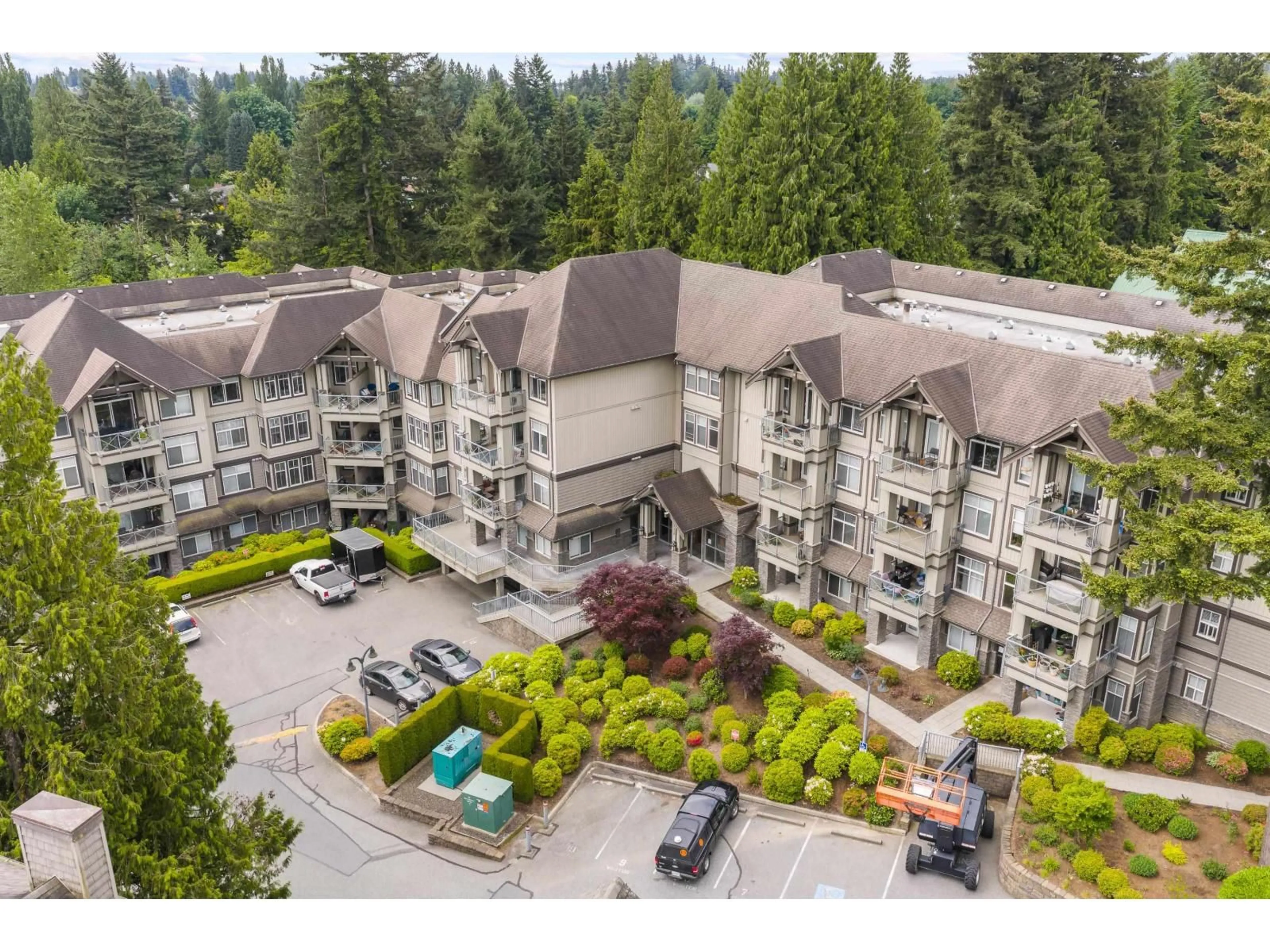 A pic from outside/outdoor area/front of a property/back of a property/a pic from drone, mountain view for 418 - 33318 BOURQUIN CRESCENT EAST, Abbotsford British Columbia V2S0A6