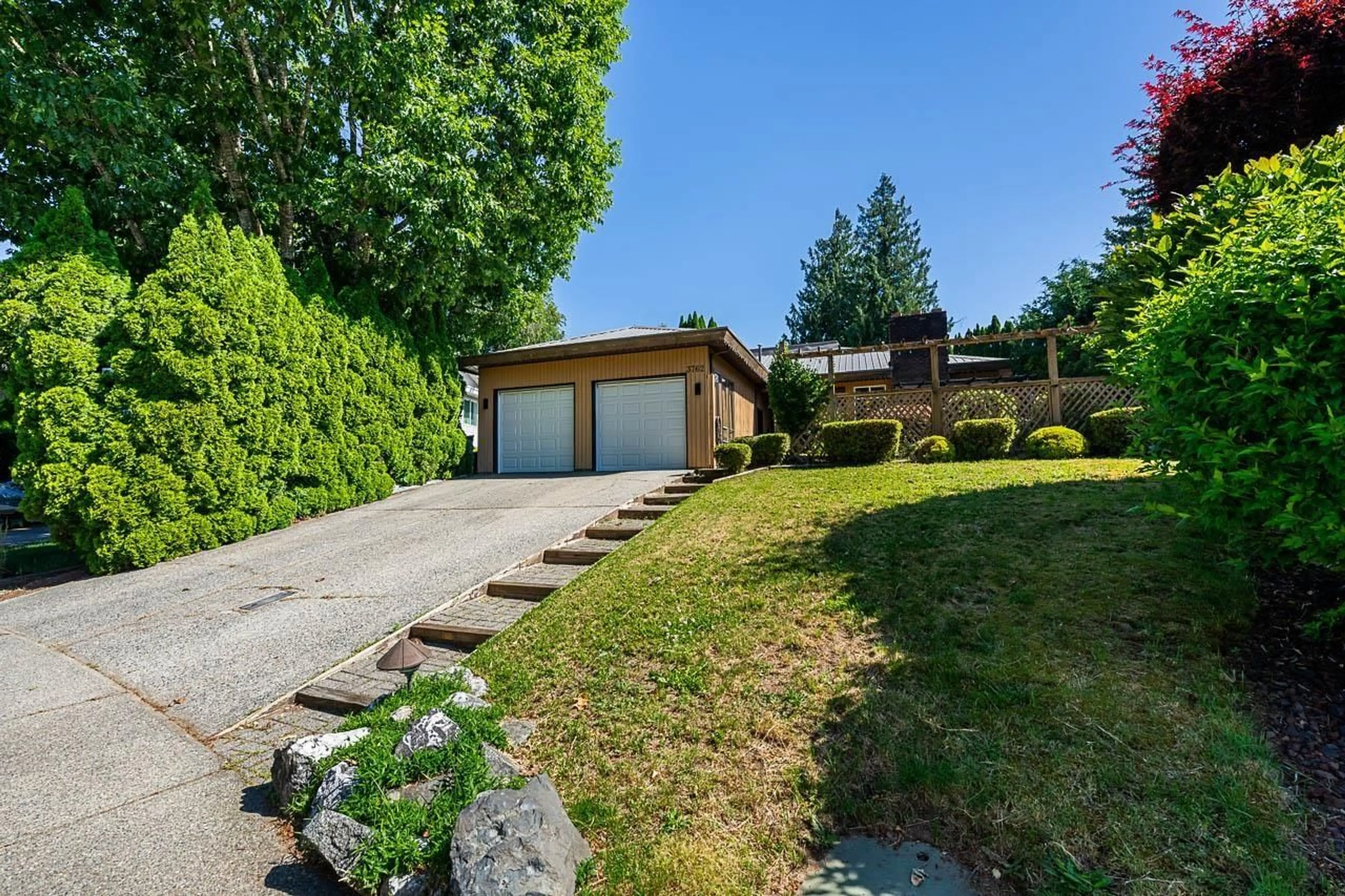 A pic from outside/outdoor area/front of a property/back of a property/a pic from drone, unknown for 3762 NANAIMO CRESCENT, Abbotsford British Columbia V2T4Z7