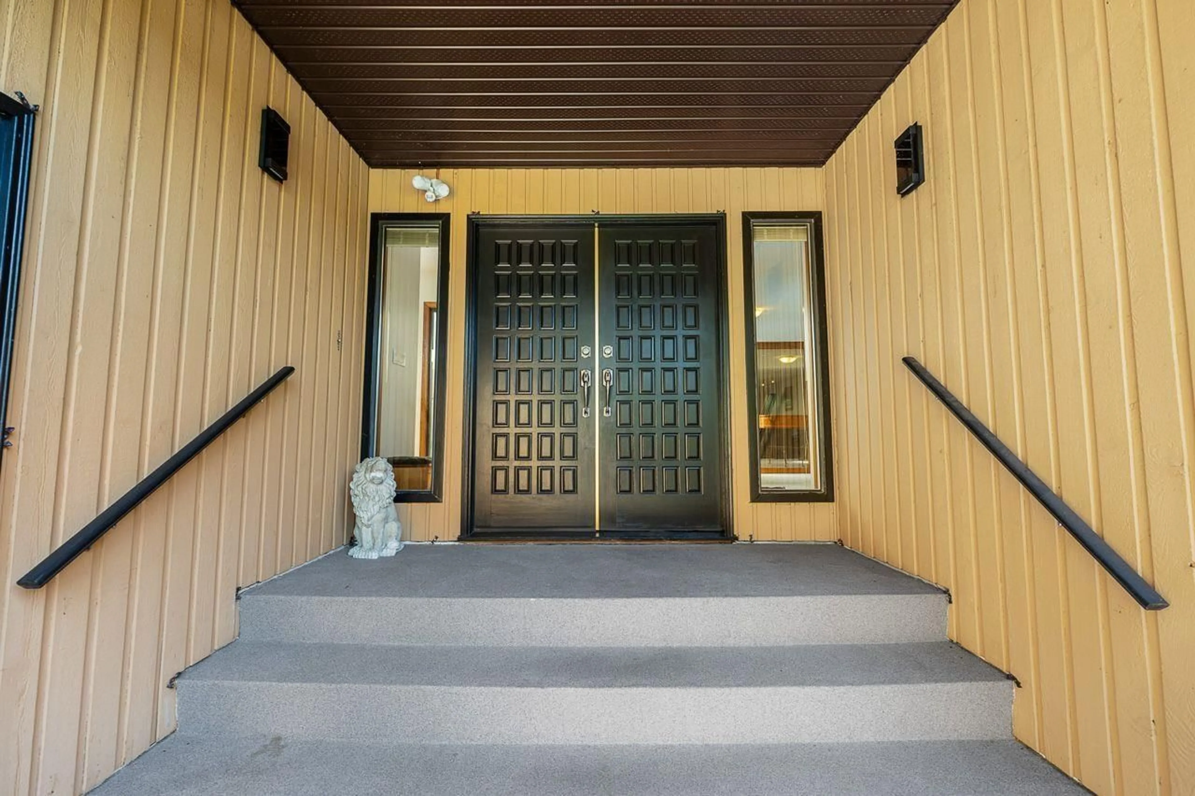 Indoor foyer for 3762 NANAIMO CRESCENT, Abbotsford British Columbia V2T4Z7