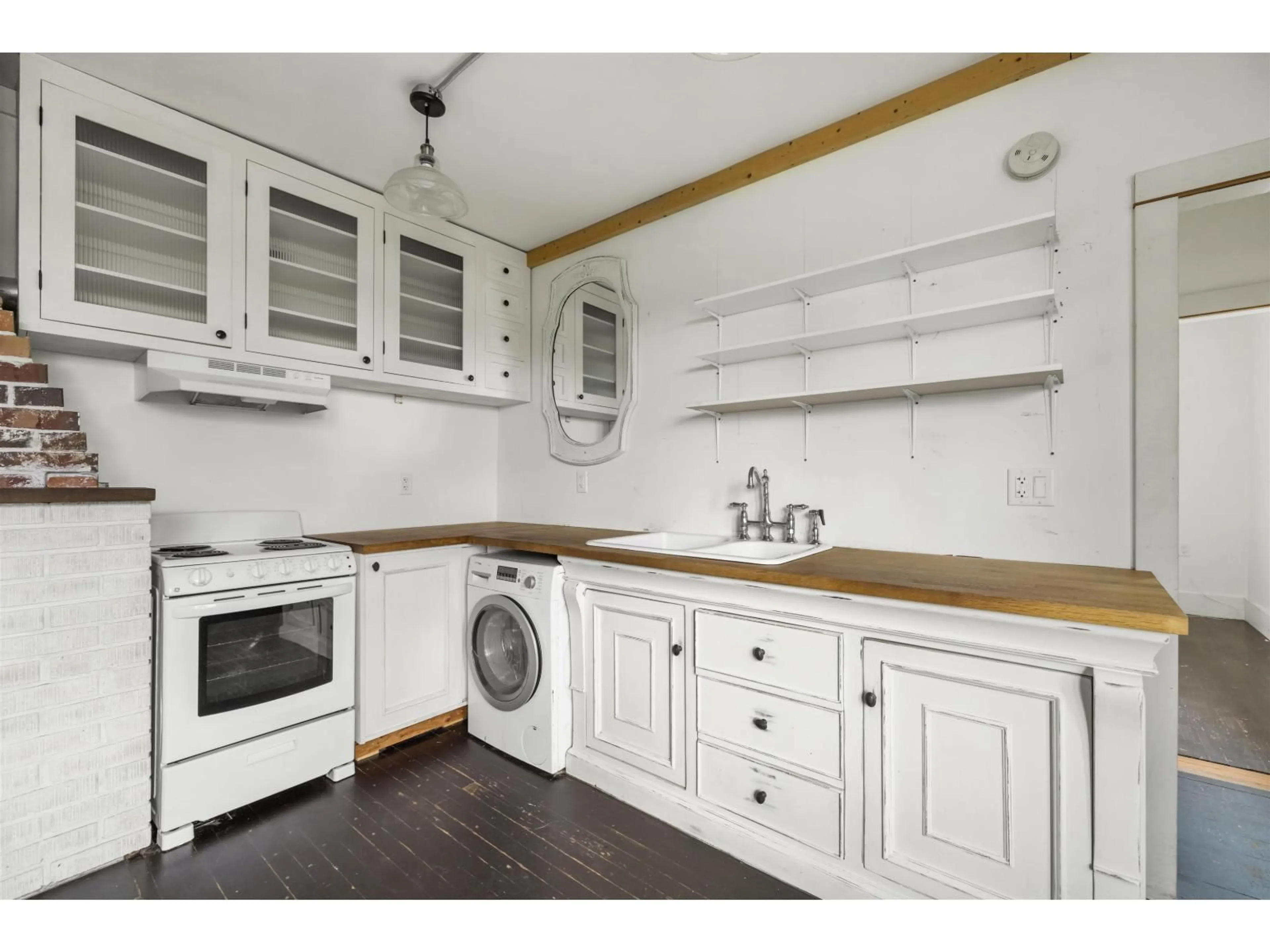 Standard kitchen, wood/laminate floor for 33433 3 AVENUE, Mission British Columbia V2V1P3