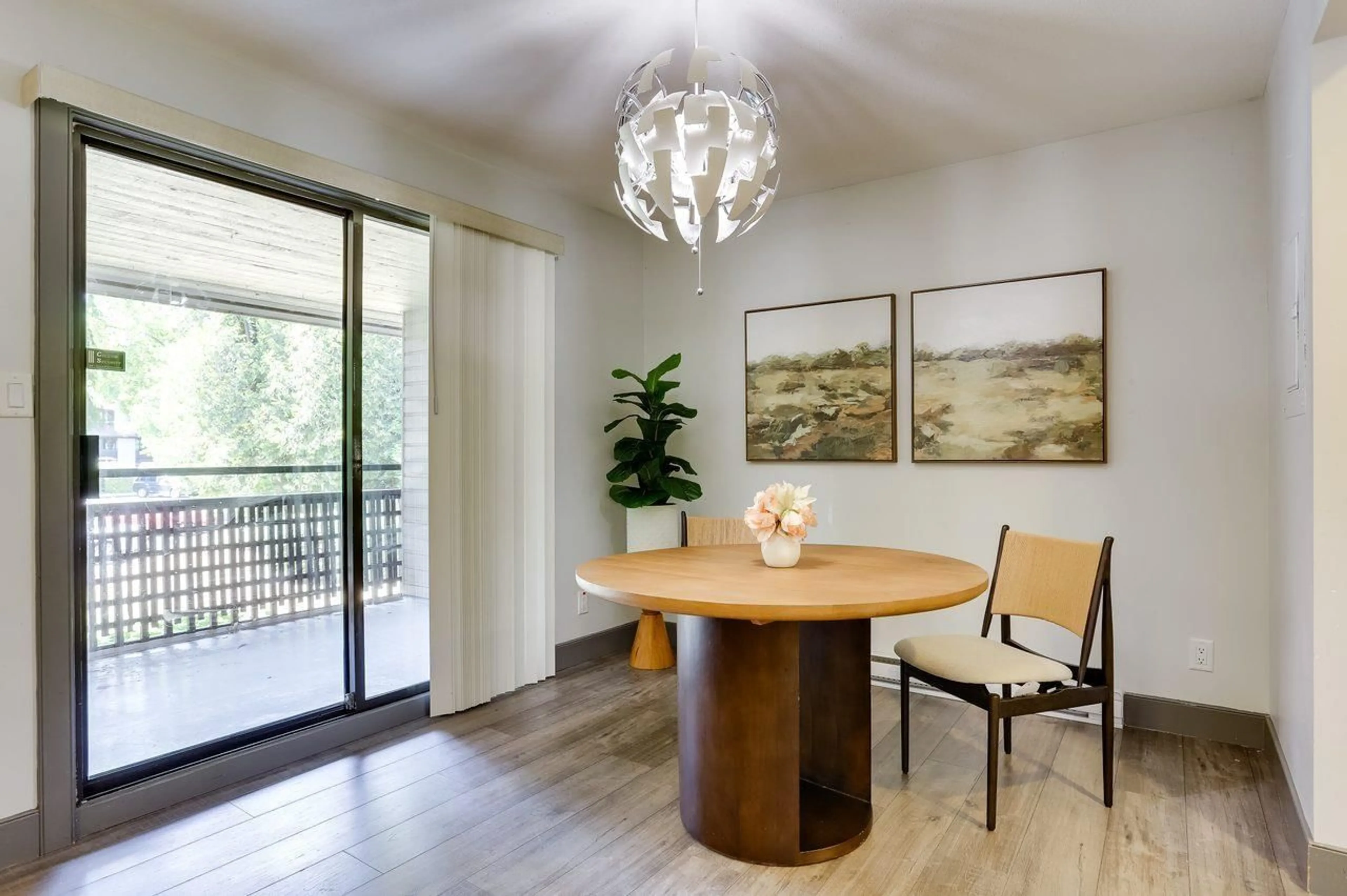 Dining room, wood/laminate floor for 10532 HOLLY PARK LANE, Surrey British Columbia V3R6X9