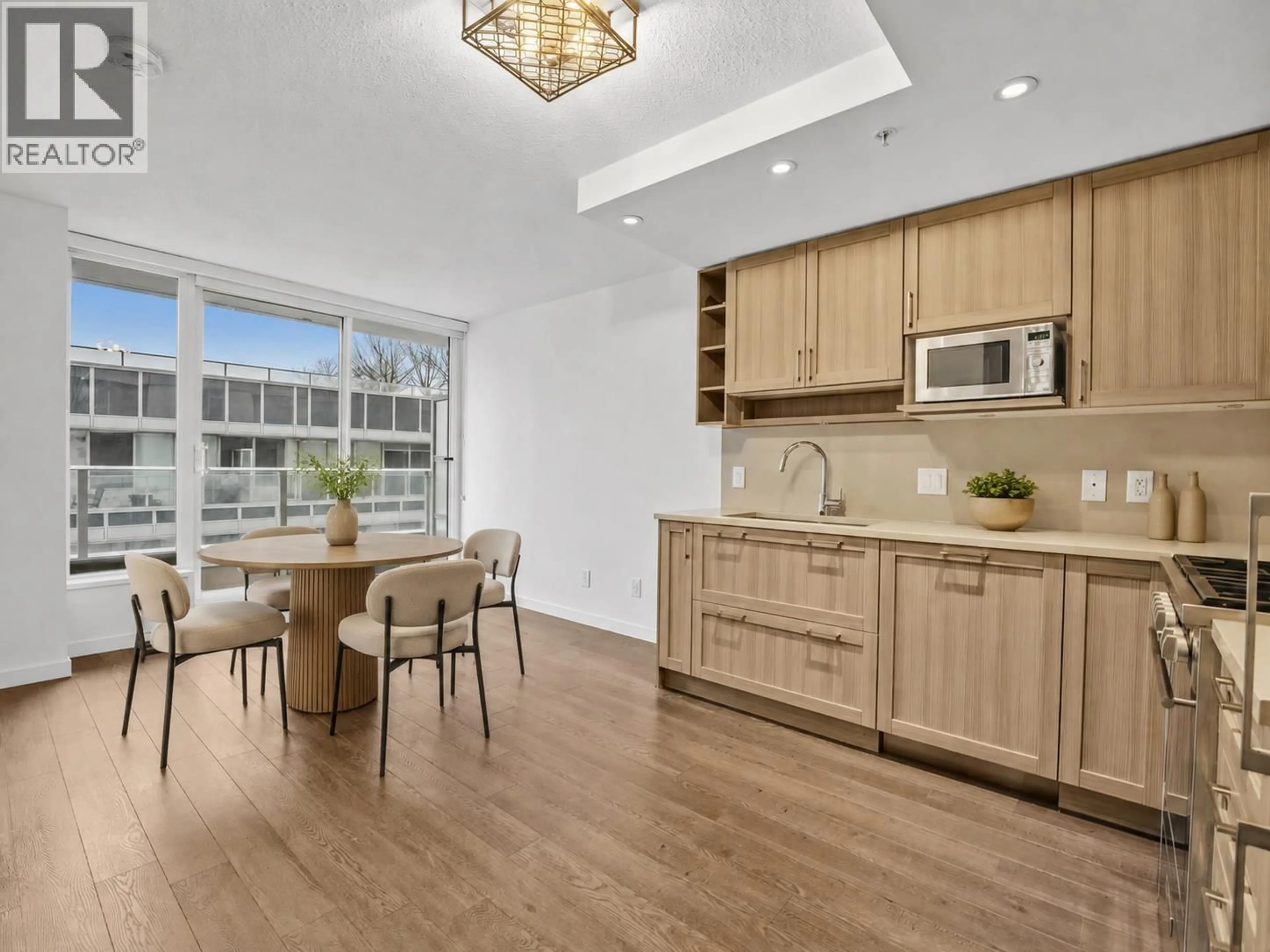 Open concept kitchen, unknown for 622 - 5665 BOUNDARY ROAD, Vancouver British Columbia V5R0E4