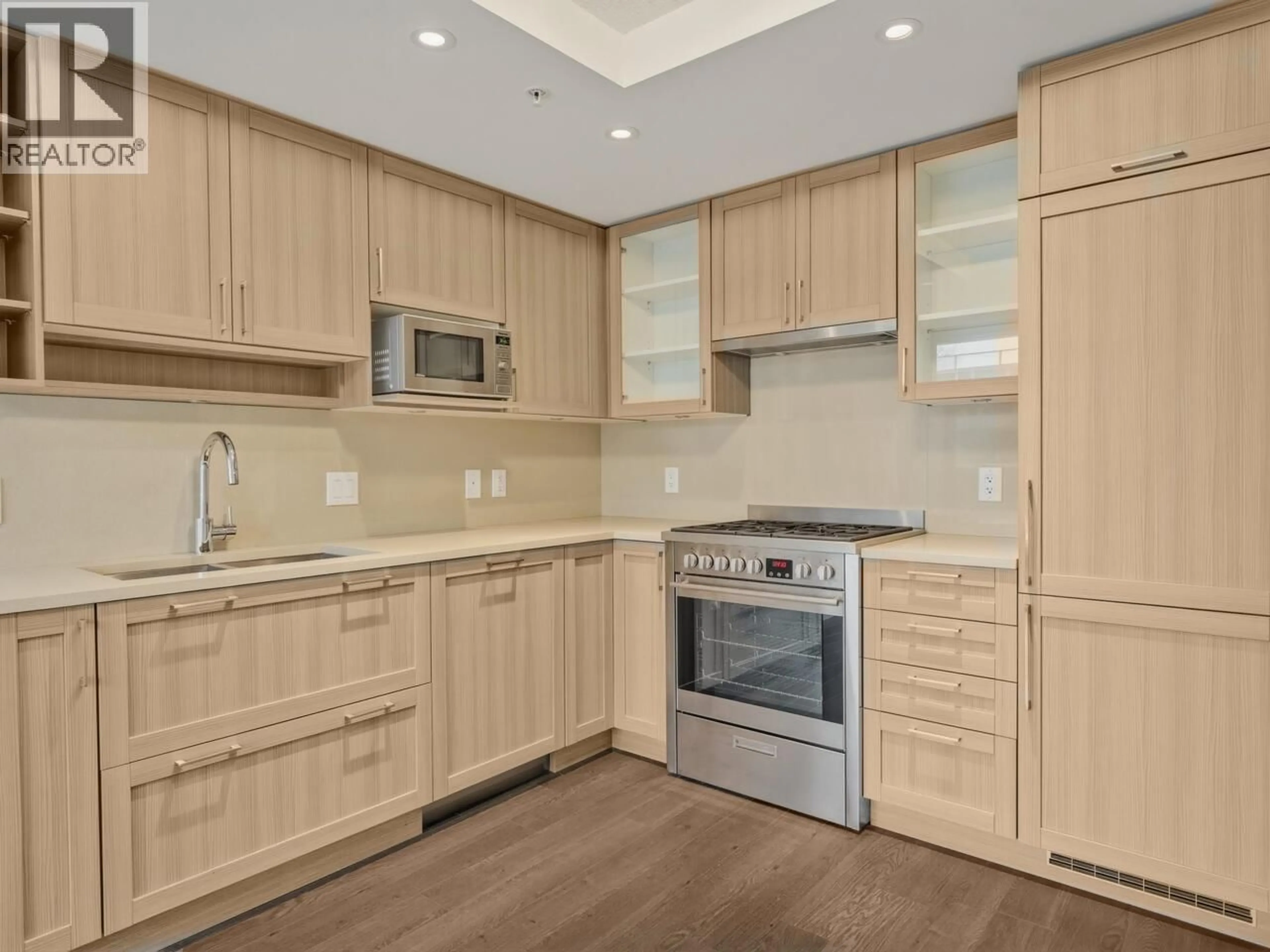 Standard kitchen, wood/laminate floor for 622 - 5665 BOUNDARY ROAD, Vancouver British Columbia V5R0E4