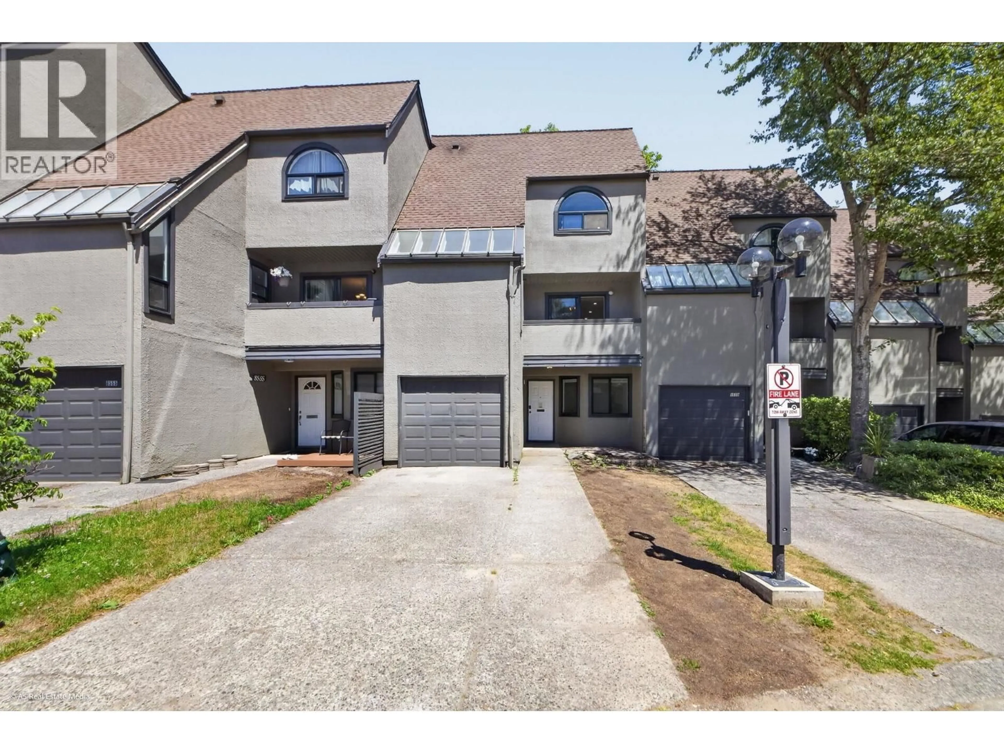 A pic from outside/outdoor area/front of a property/back of a property/a pic from drone, street for 8557 WOODRIDGE PLACE, Burnaby British Columbia V5A4B3