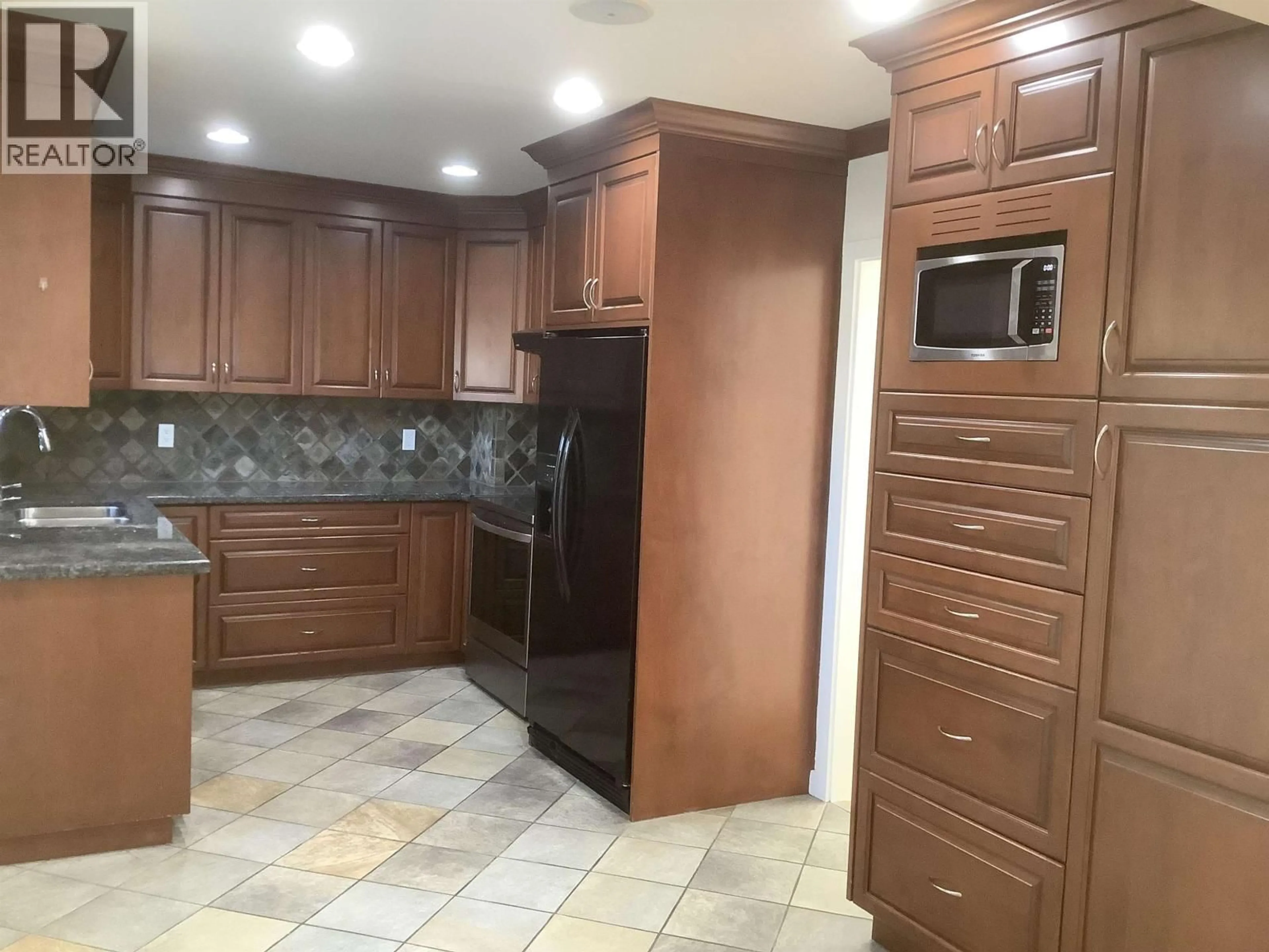Standard kitchen, ceramic/tile floor for 537 DRAYCOTT STREET, Coquitlam British Columbia V3J6M4