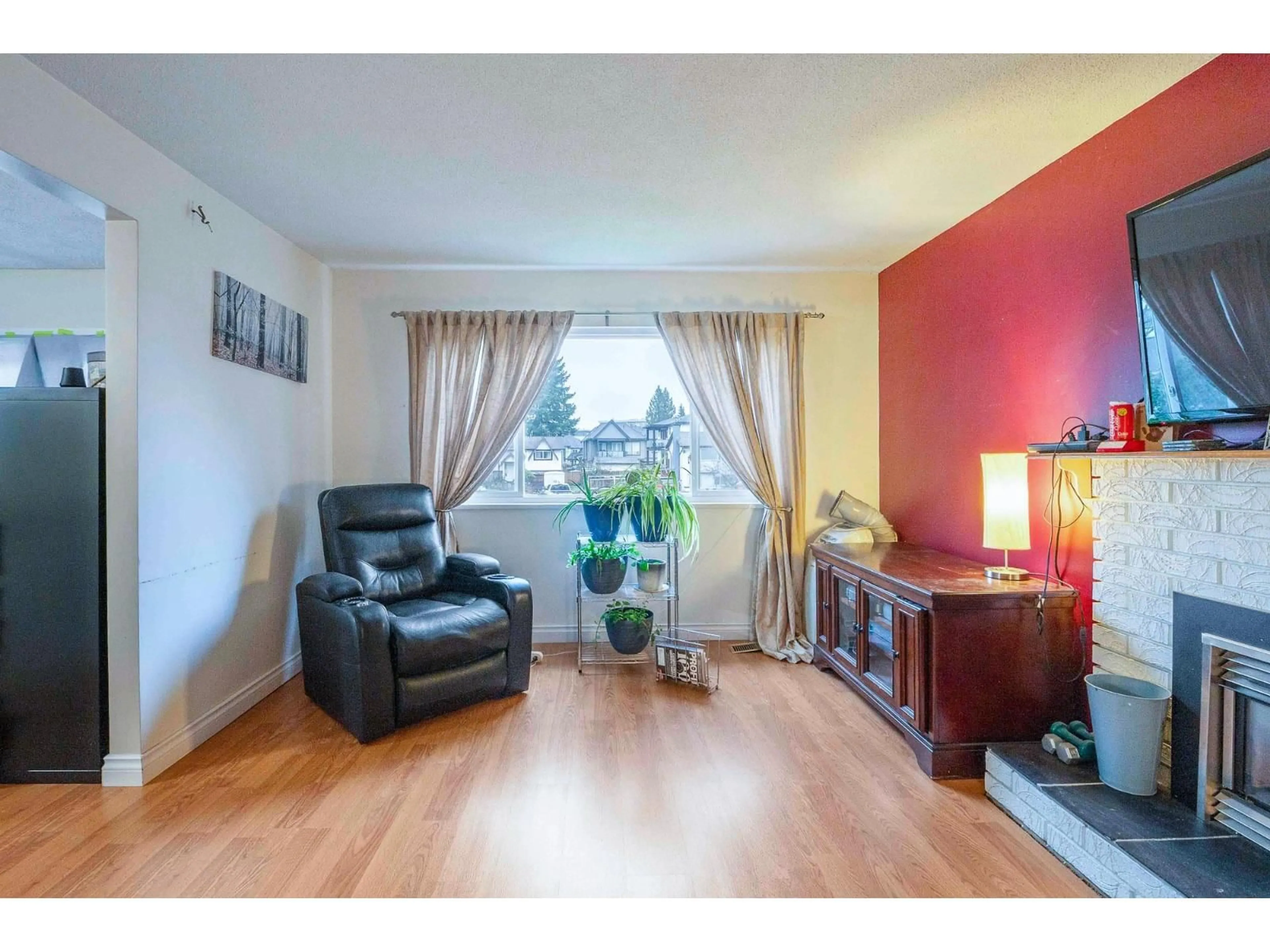 Living room with furniture, wood/laminate floor for 8625 MARGATE PLACE, Surrey British Columbia V3S5B3