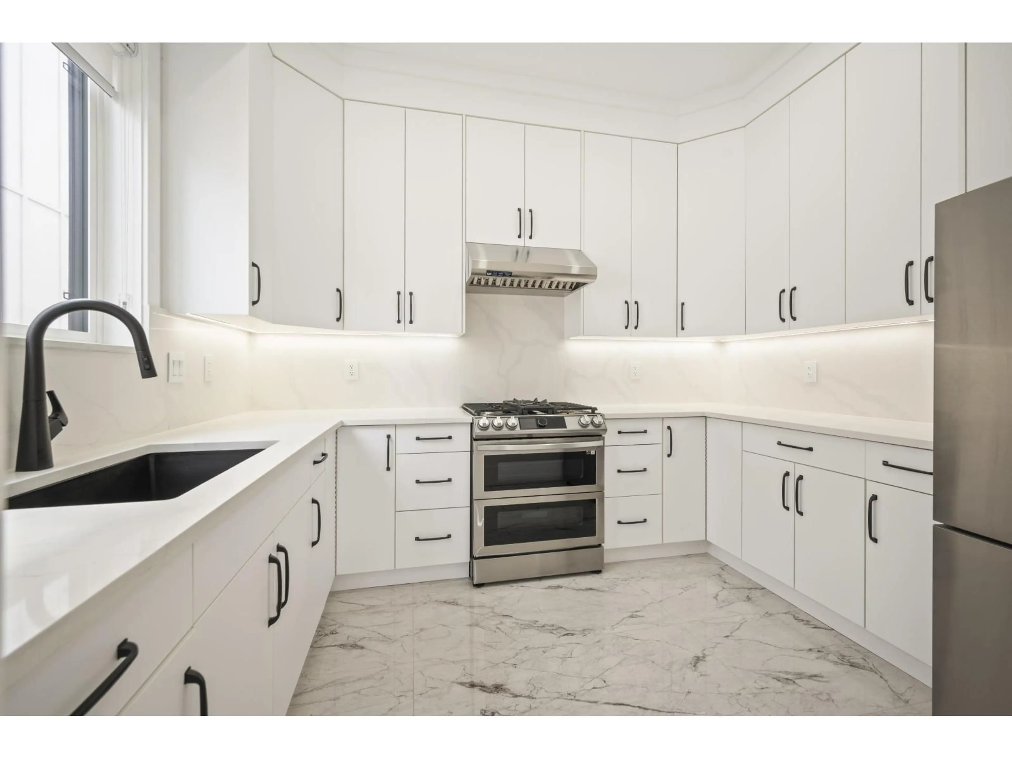Contemporary kitchen, ceramic/tile floor for 10116 172A STREET, Surrey British Columbia V4N4H6