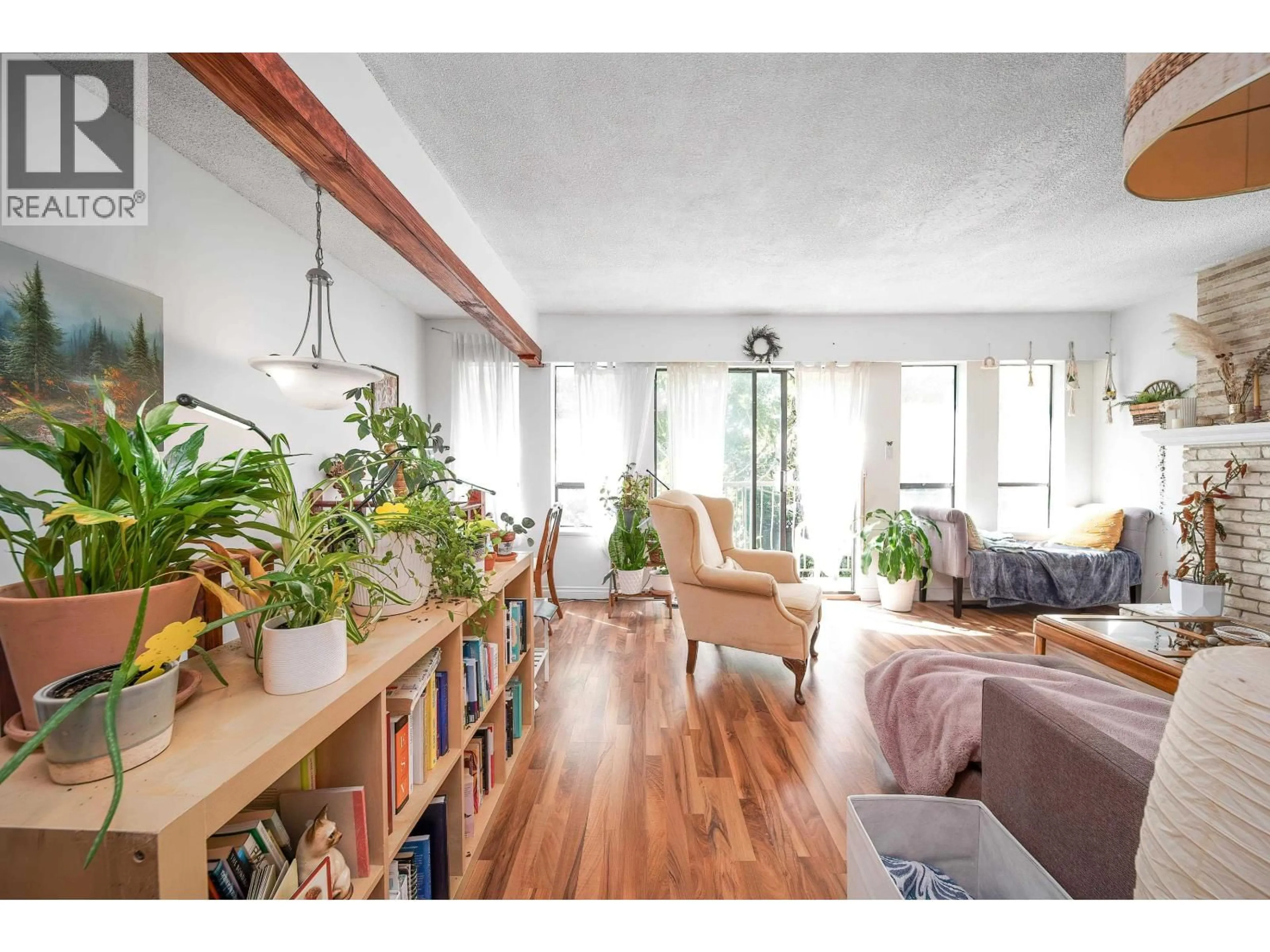 Living room with furniture, wood/laminate floor for 2275 PANDORA STREET, Vancouver British Columbia V5L1N6