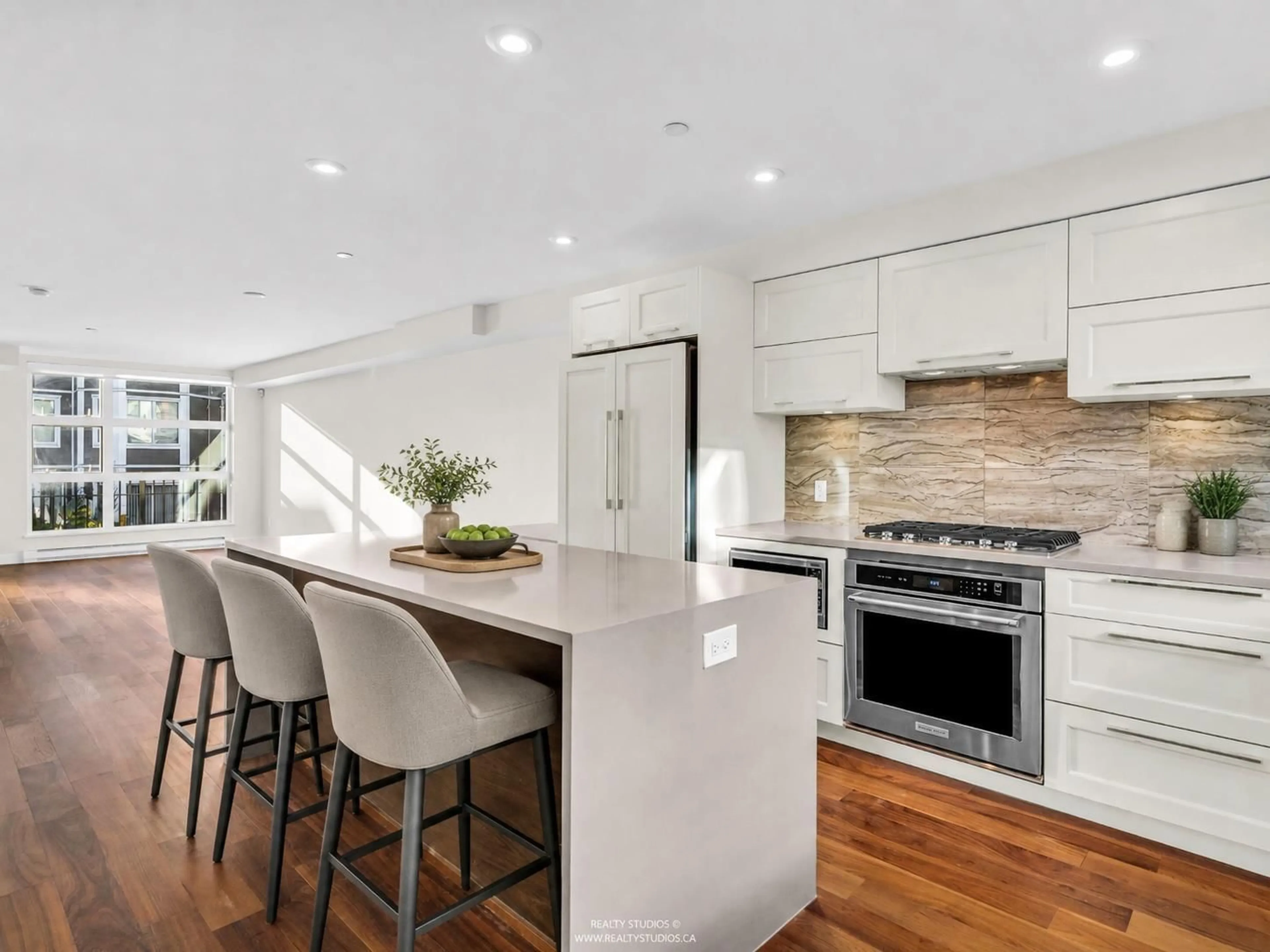 Contemporary kitchen, unknown for 11 - 14820 BUENA VISTA AVENUE, White Rock British Columbia V4B0B3